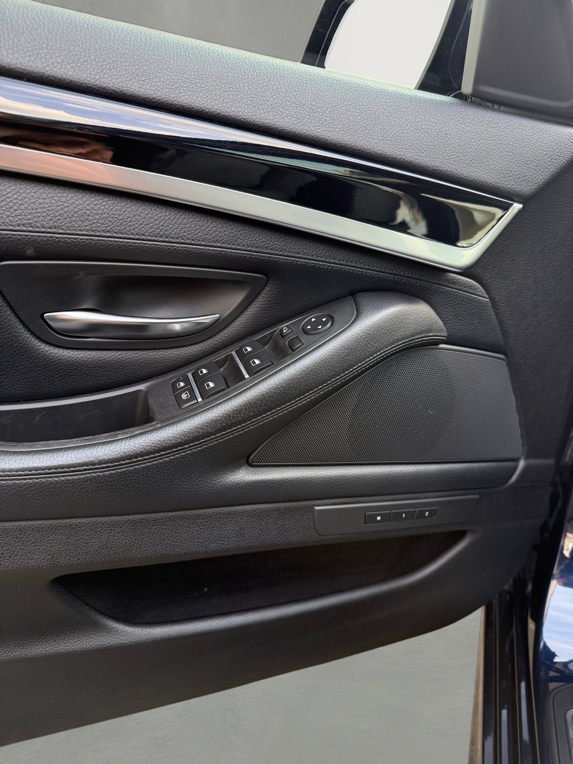 BMW 550i xDrive Steptronic-image-11