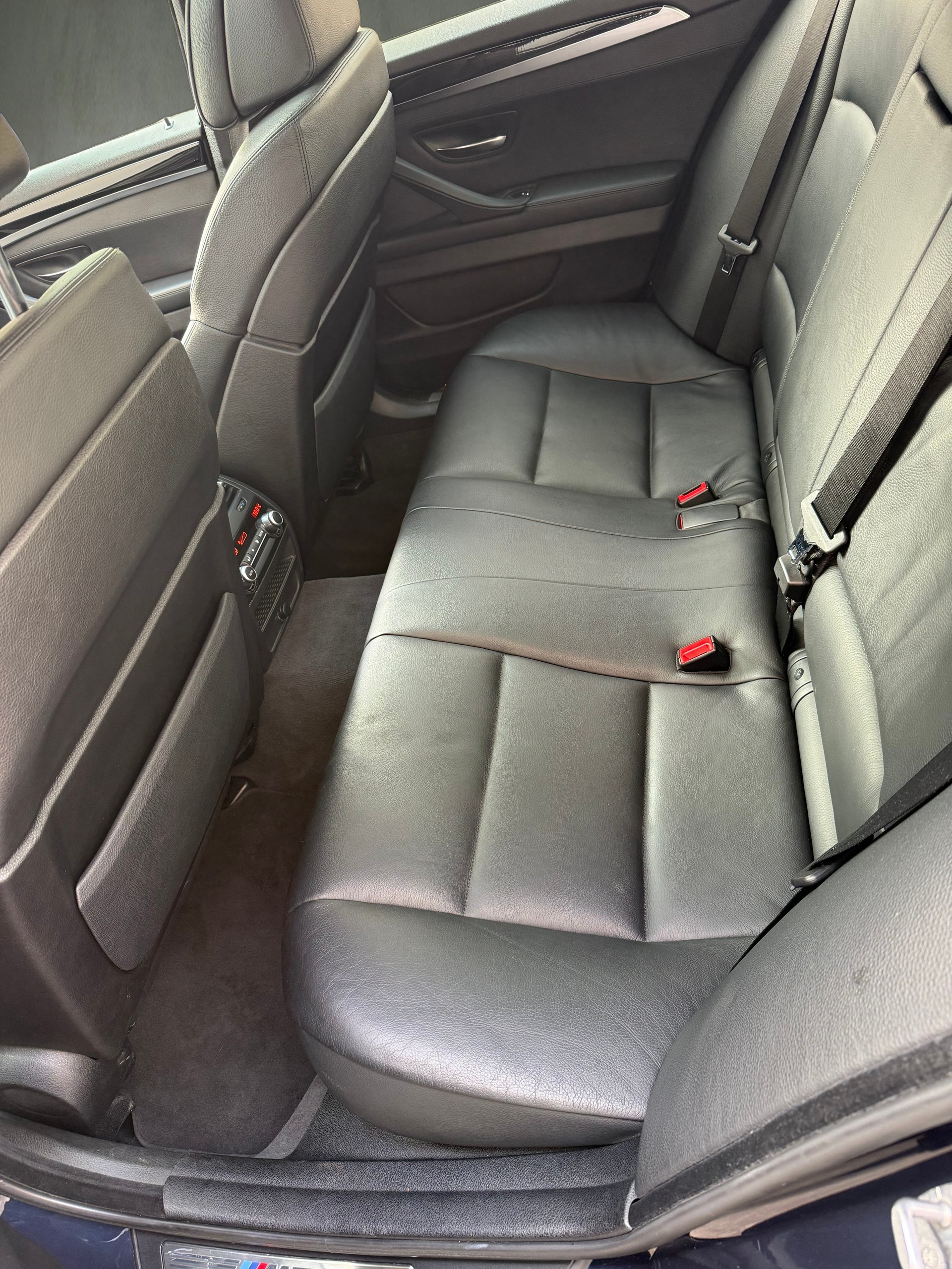 BMW 550i xDrive Steptronic-image-12
