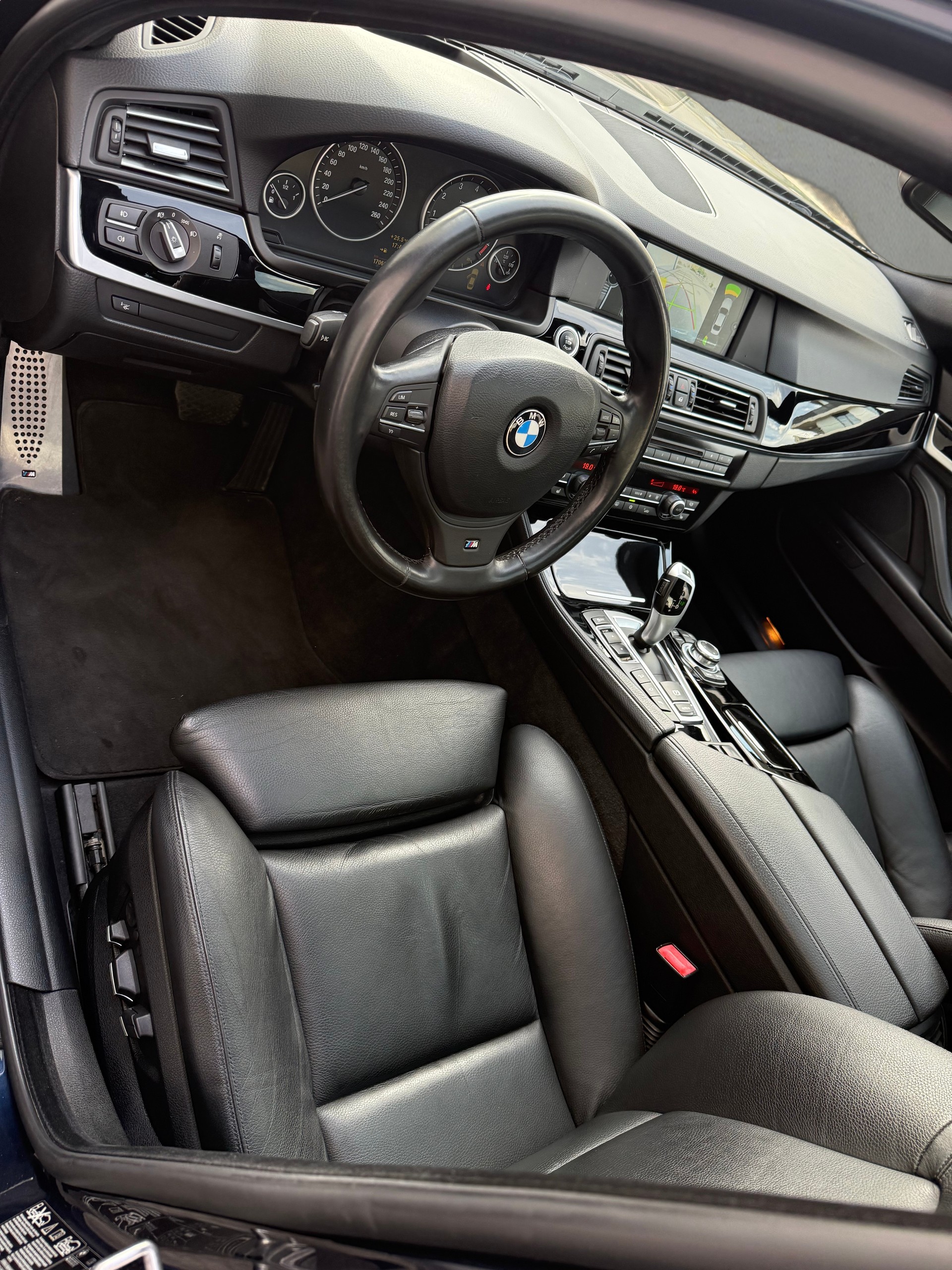 BMW 550i xDrive Steptronic-image-8
