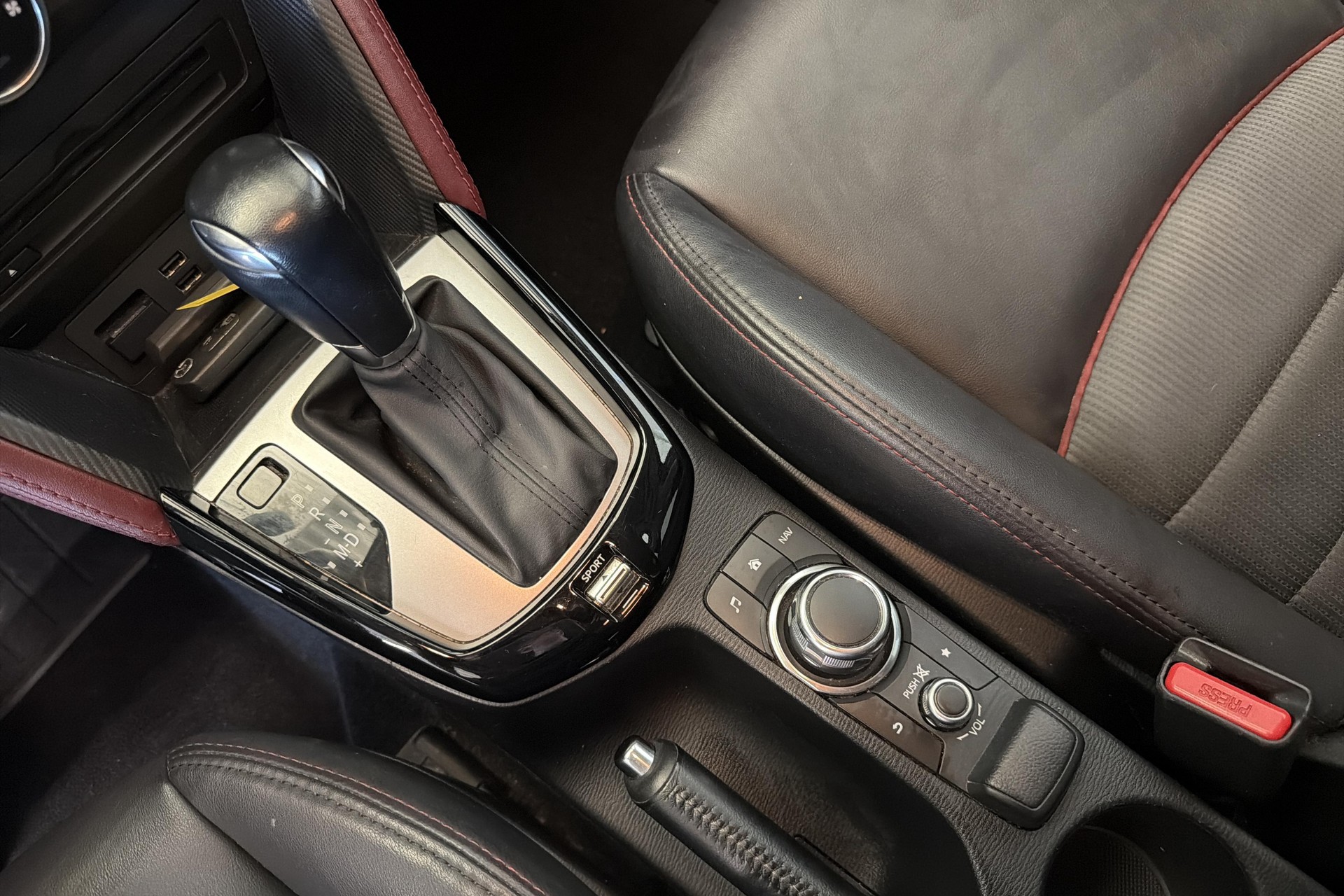MAZDA CX-3 SKYACTIV-G 150 Revolution AWD Automat-image-13