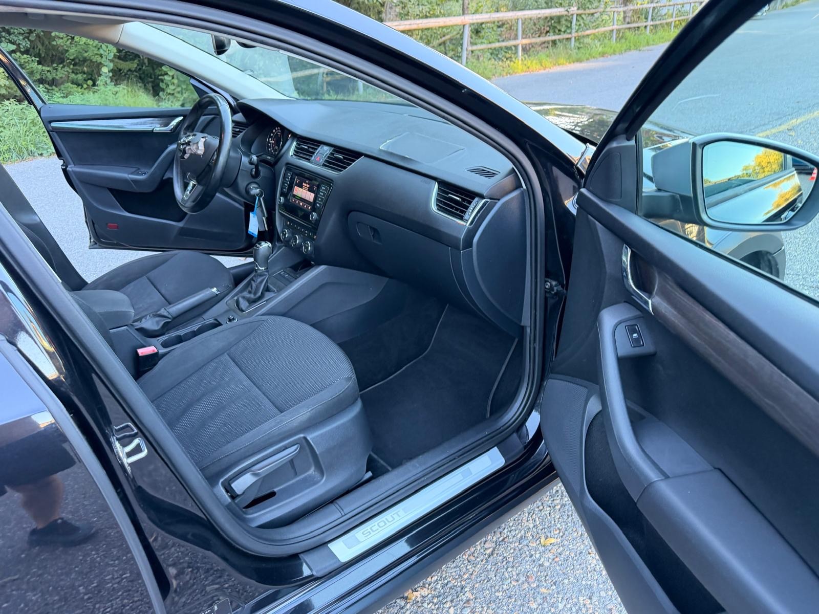 SKODA Octavia Combi 2.0 TDI Scout 4x4 DSG-image-13