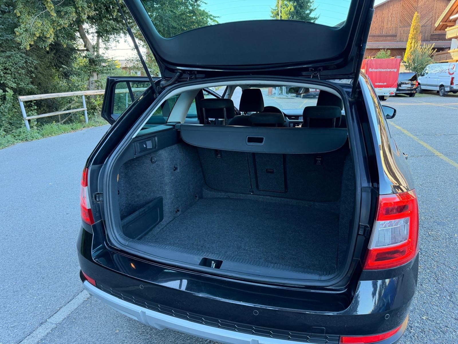 SKODA Octavia Combi 2.0 TDI Scout 4x4 DSG-image-11