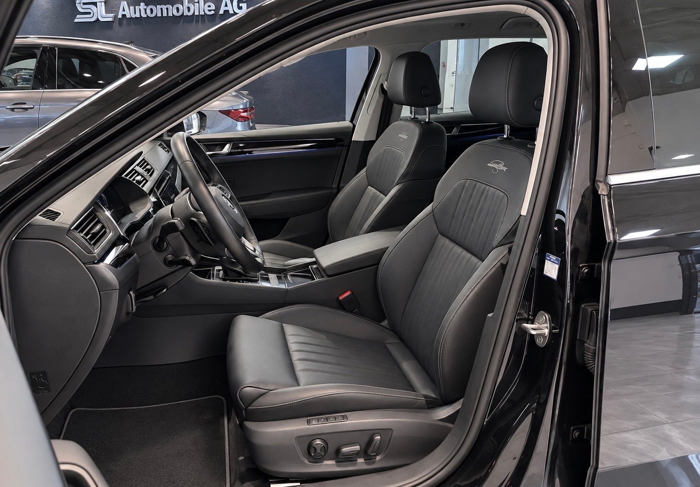 SKODA Superb Combi 2.0 TSI L&K DSG-image-2
