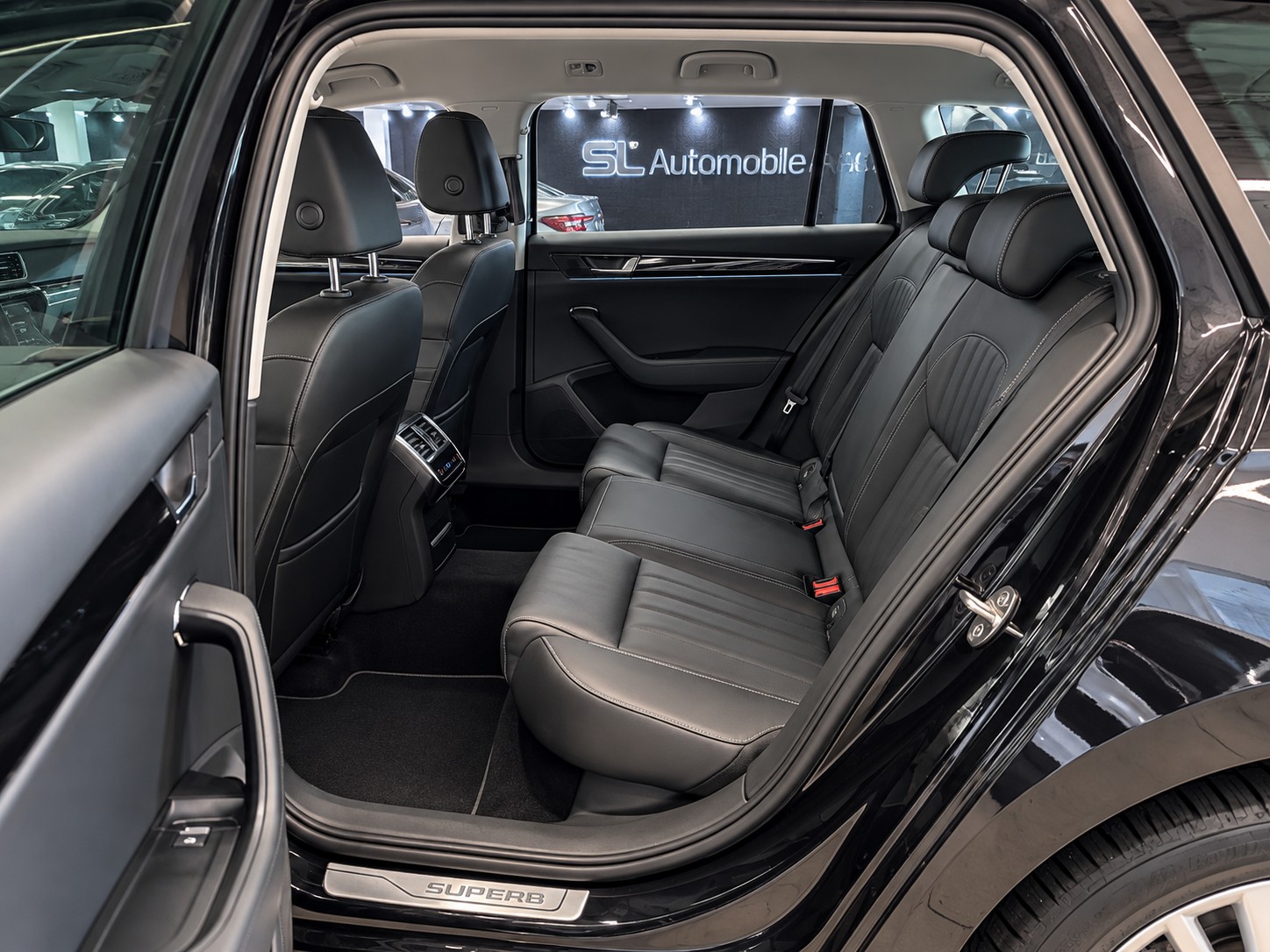 SKODA Superb Combi 2.0 TSI L&K DSG-image-4