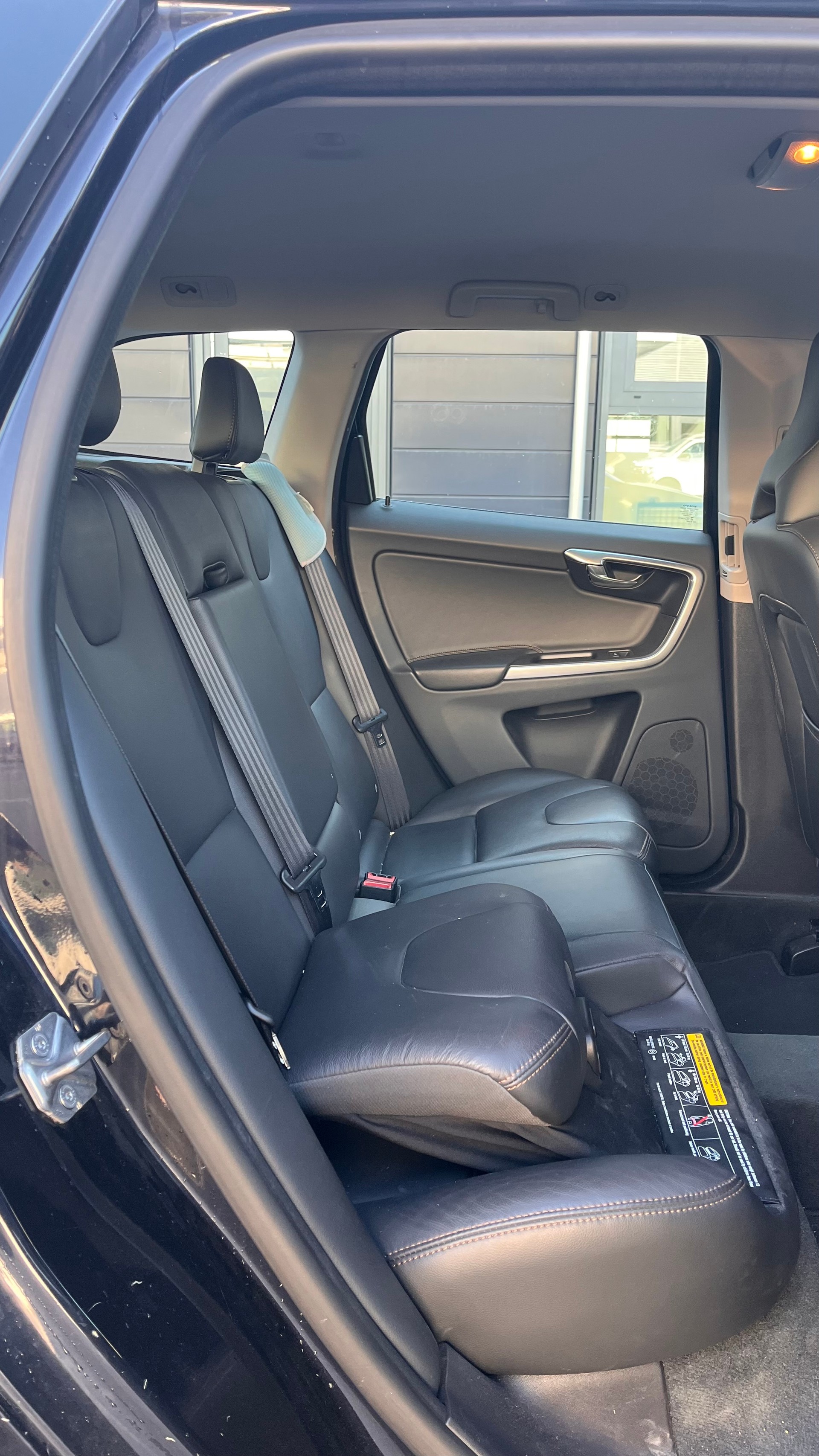 VOLVO XC60-image-3