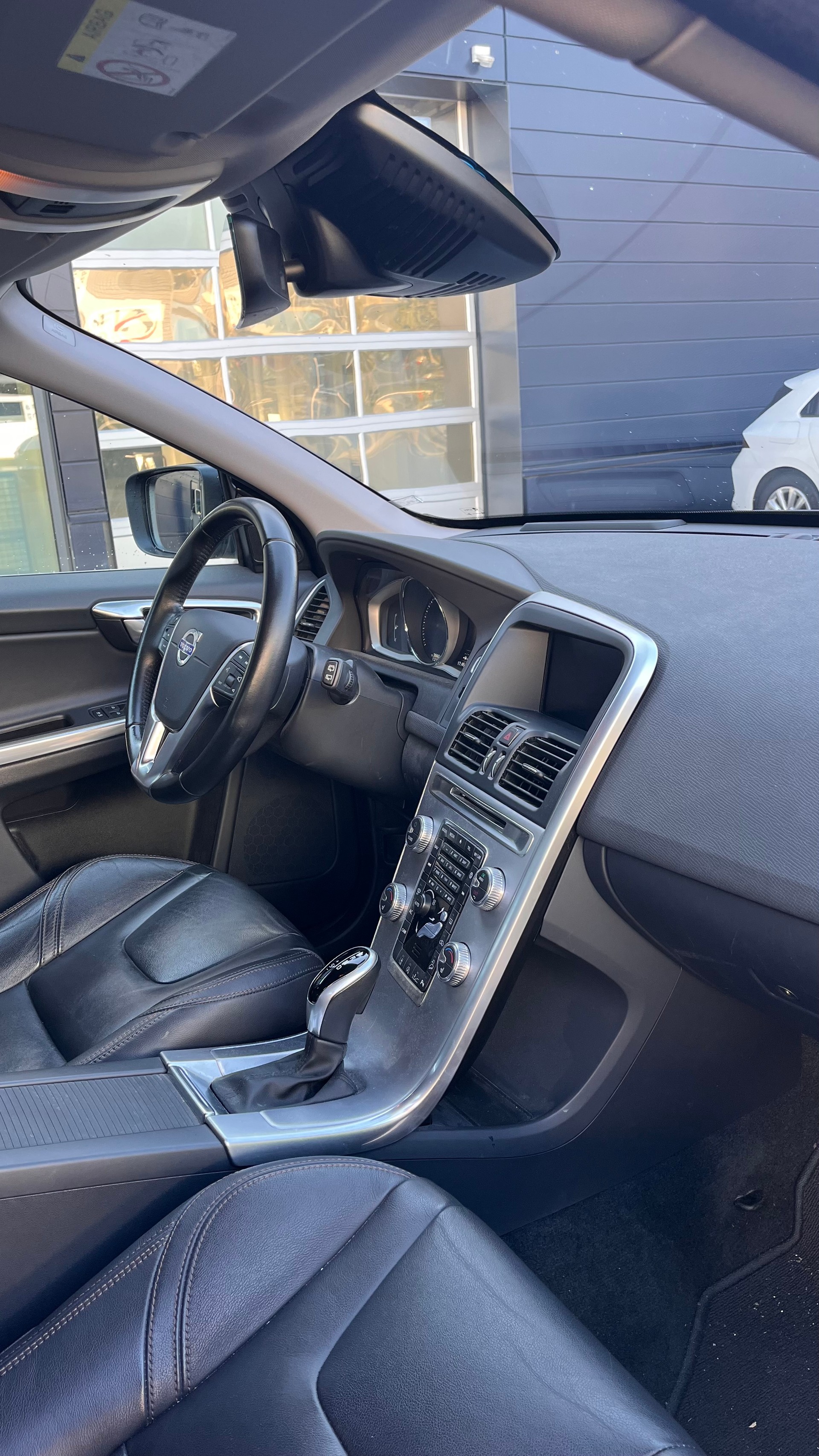 VOLVO XC60-image-2