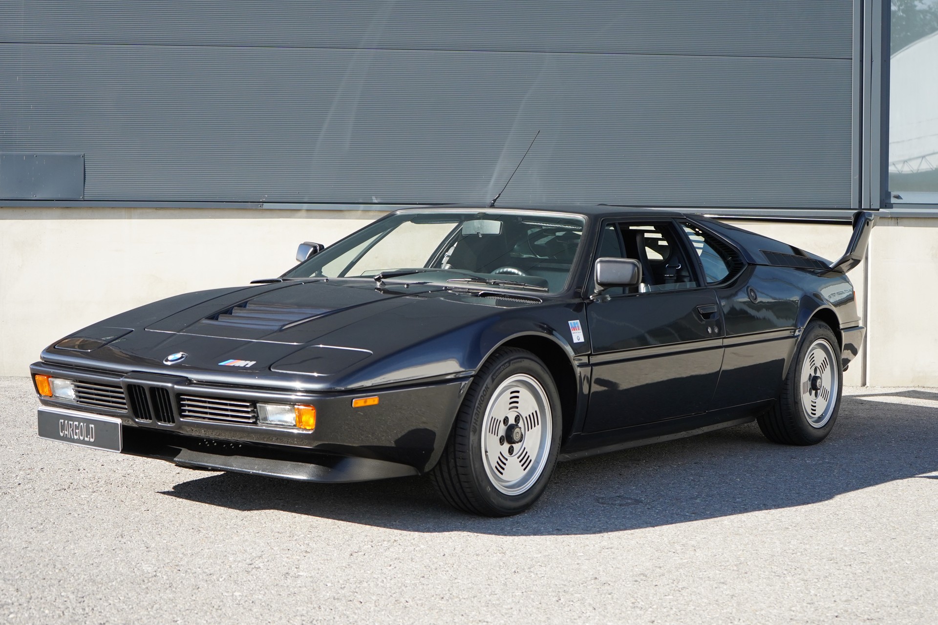 BMW M 1-showroom-element-2