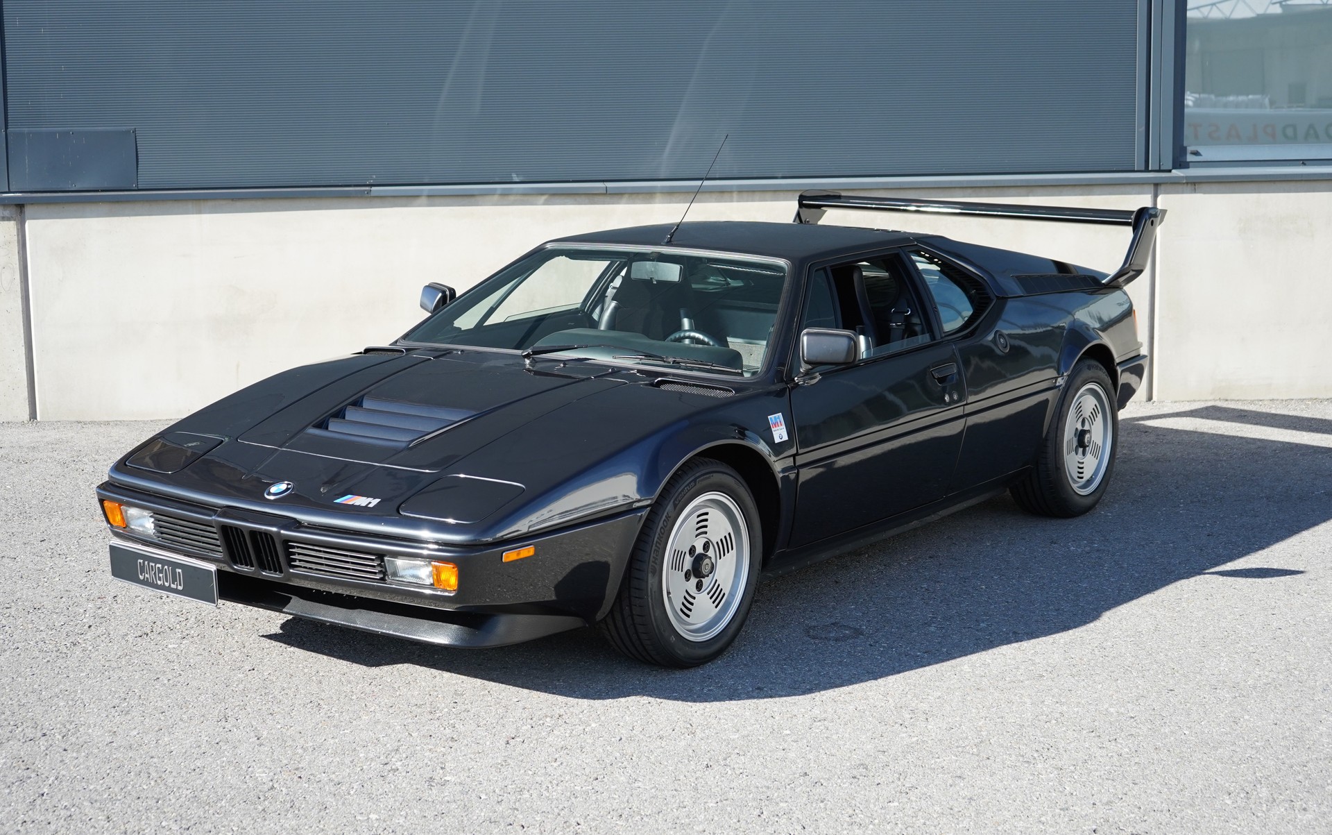 BMW M 1-showroom-element-1