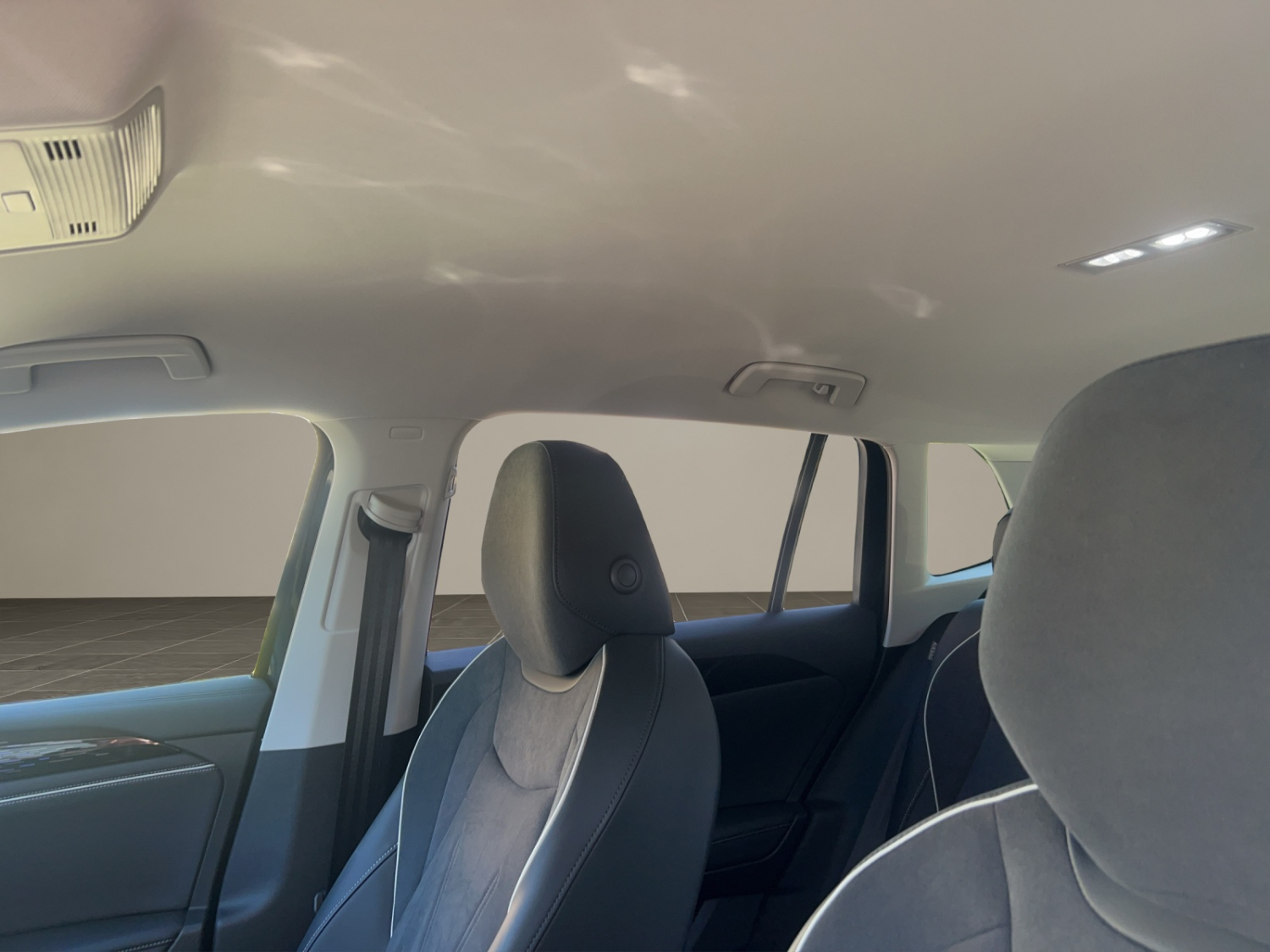 VW Tiguan 2.0 TDI SCR Elegance DSG 4motion-image-10