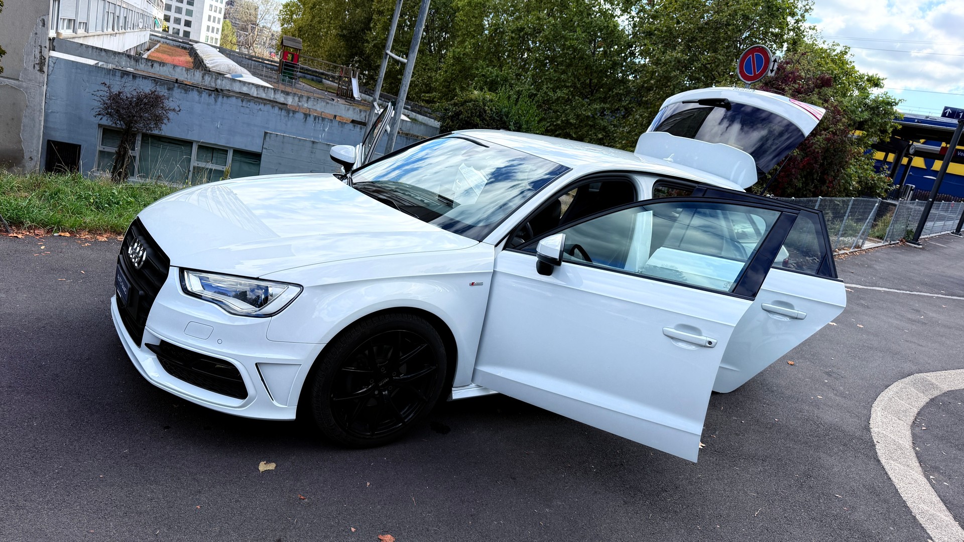 AUDI A3 Sportback 1.4 TFSI Ambiente S-Line-image-14