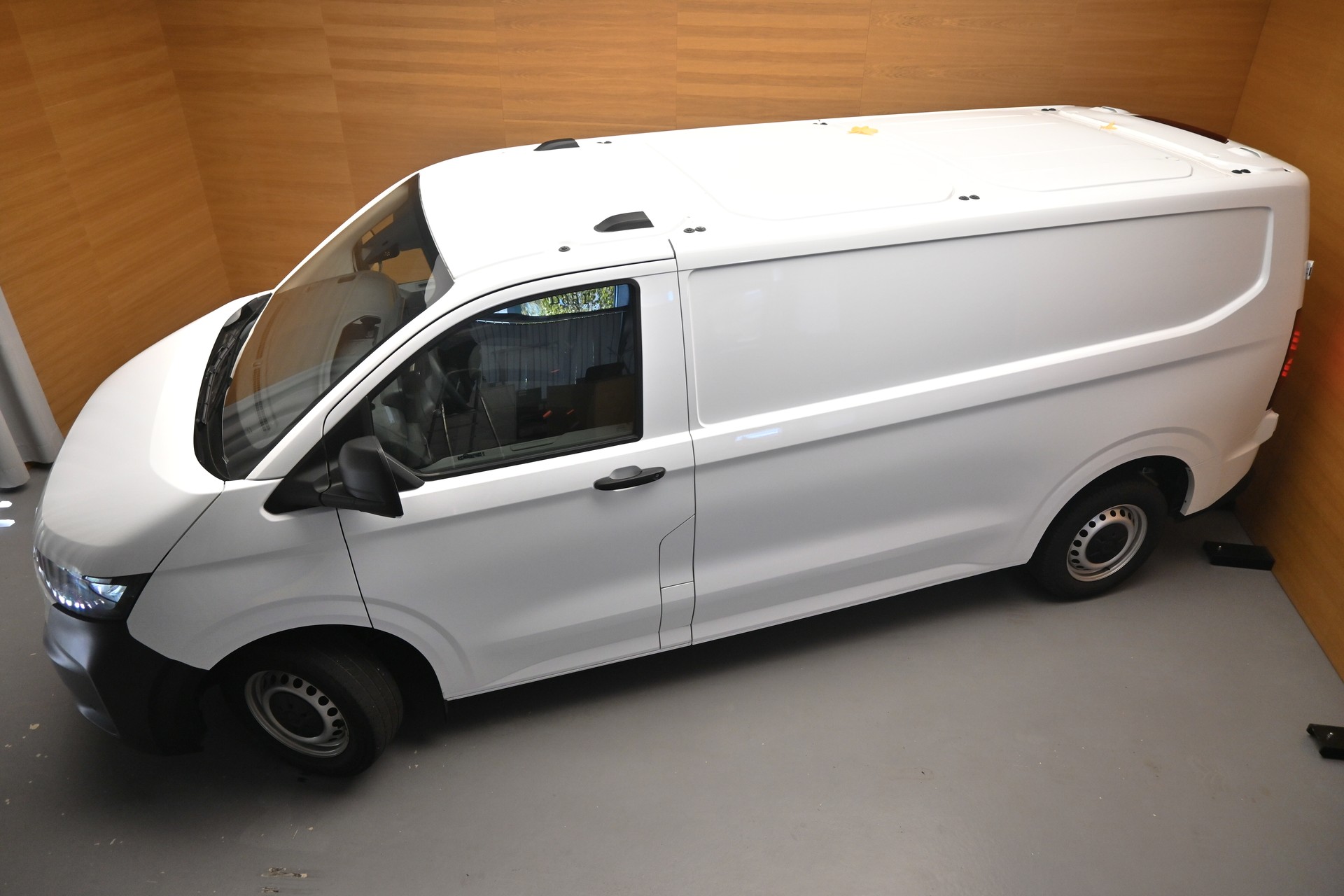 VW Transporter 2.0 TDI Lang-image-1