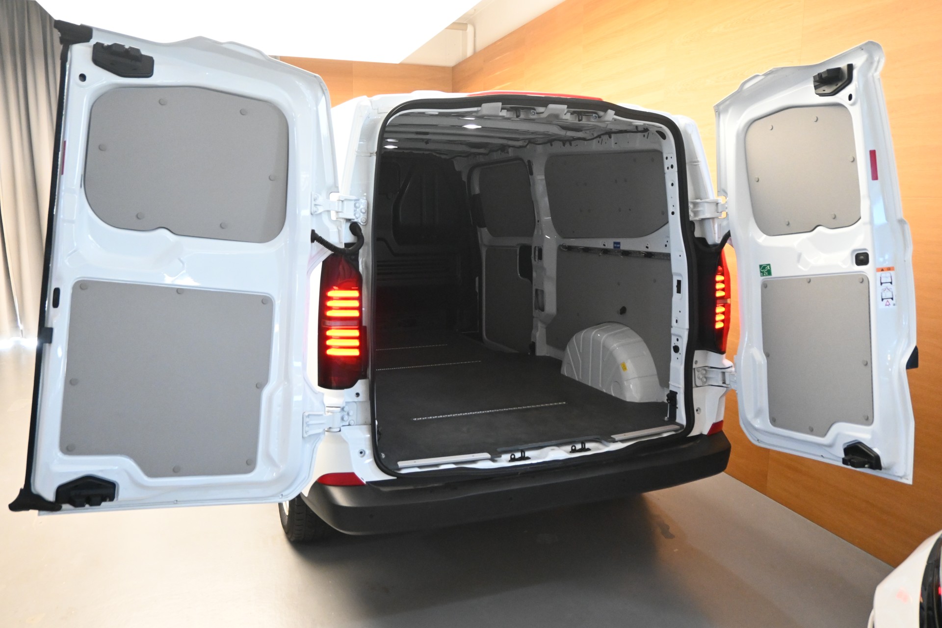 VW Transporter 2.0 TDI Lang-image-5