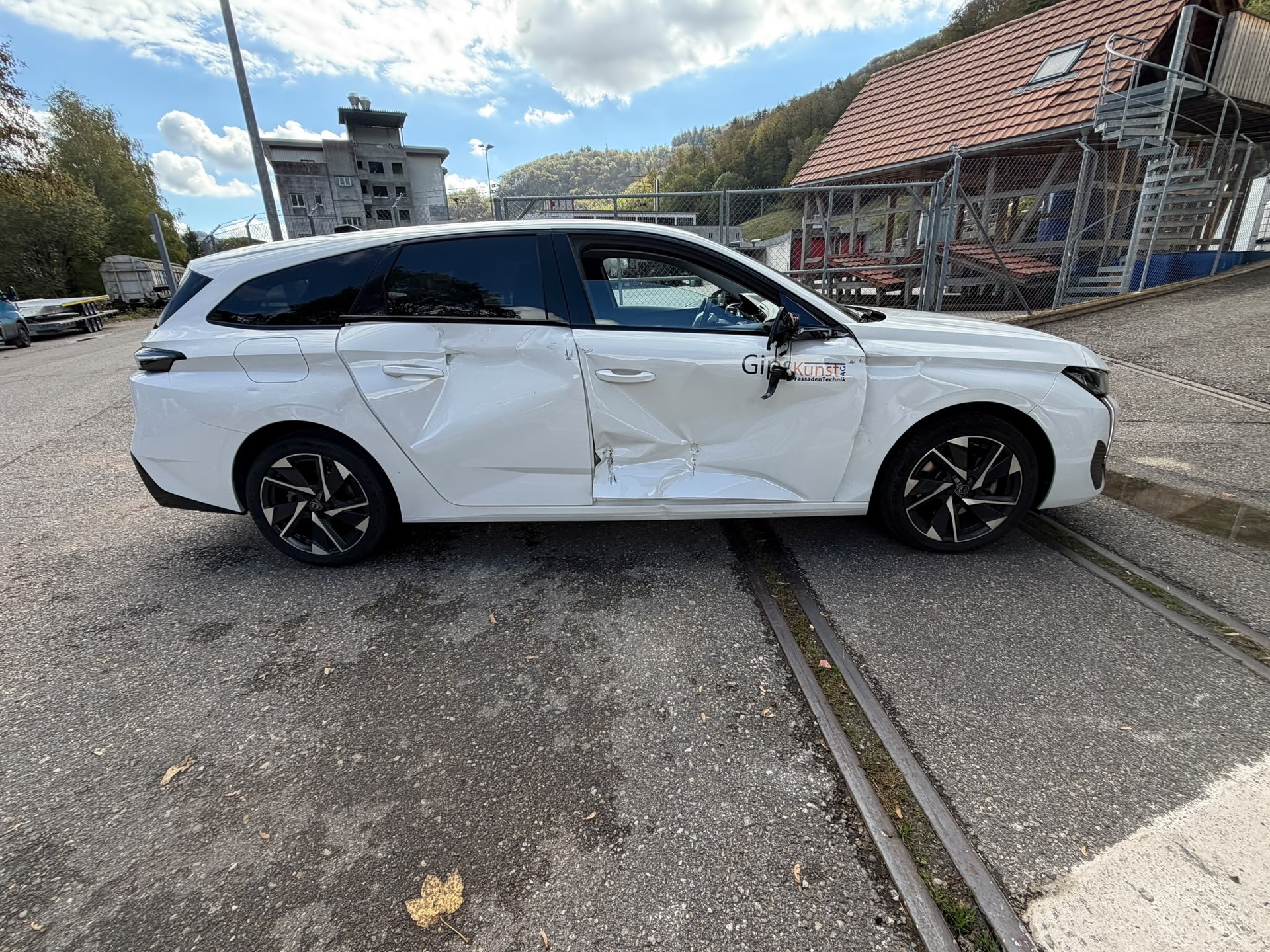 PEUGEOT 308 SW 1.2 Pure Tech Allure EAT8-image-3