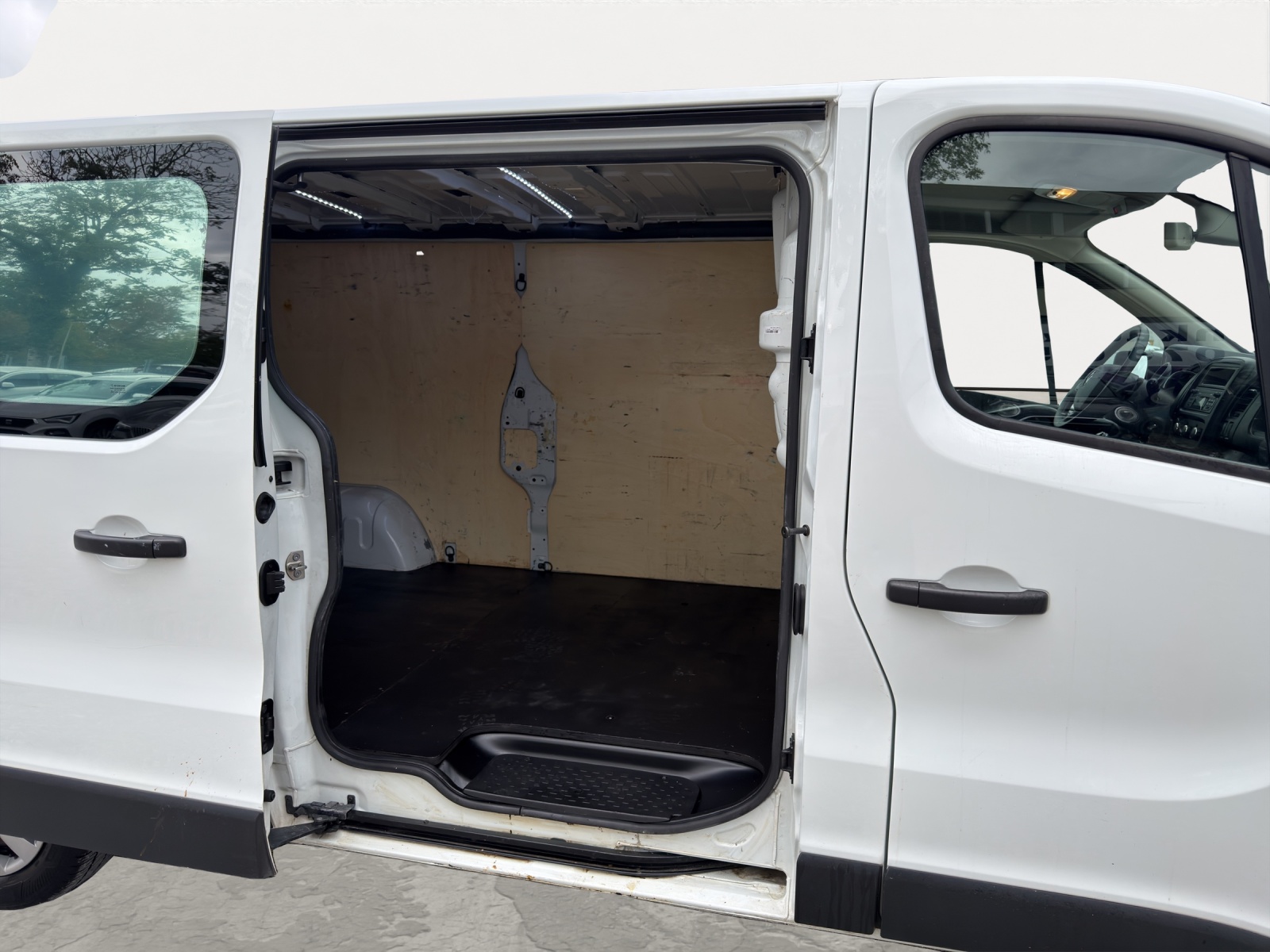RENAULT Trafic 2.0 dCi 120 3.0t Business L2H1-image-13