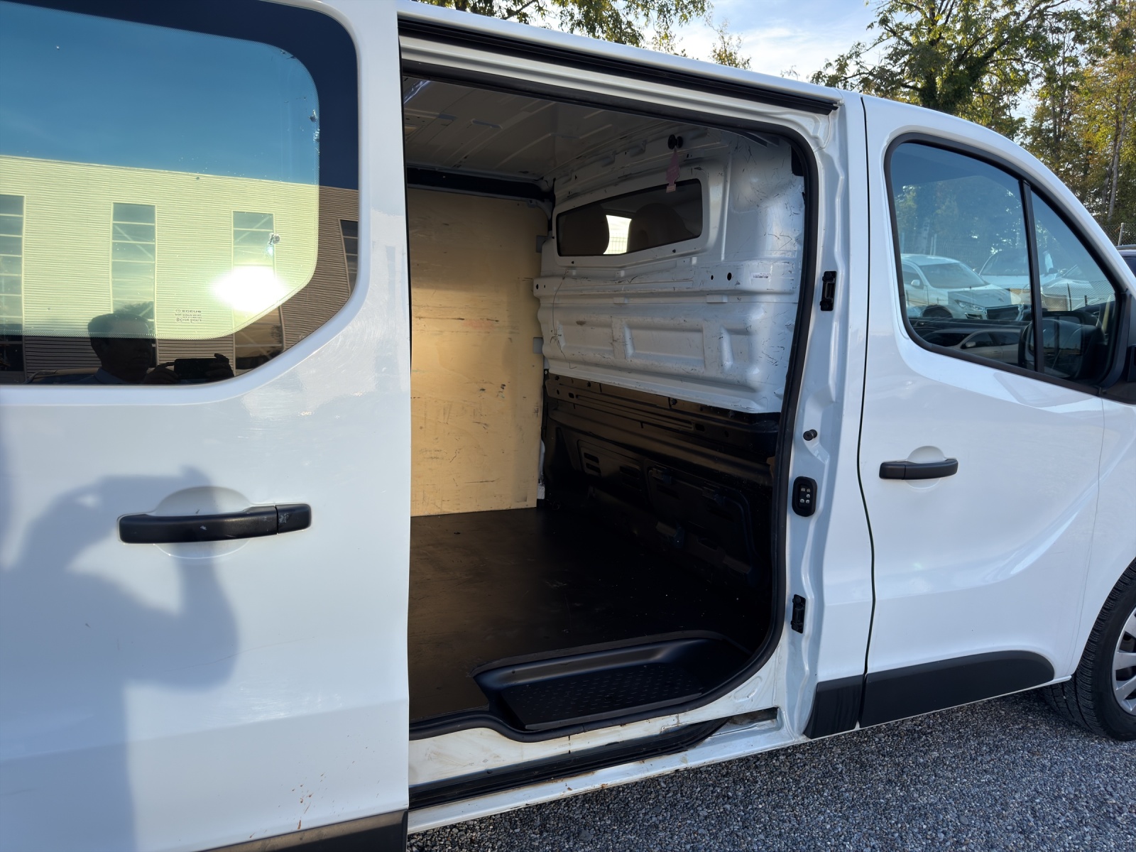 RENAULT Trafic 2.0 dCi 120 3.0t Business L2H1-image-17