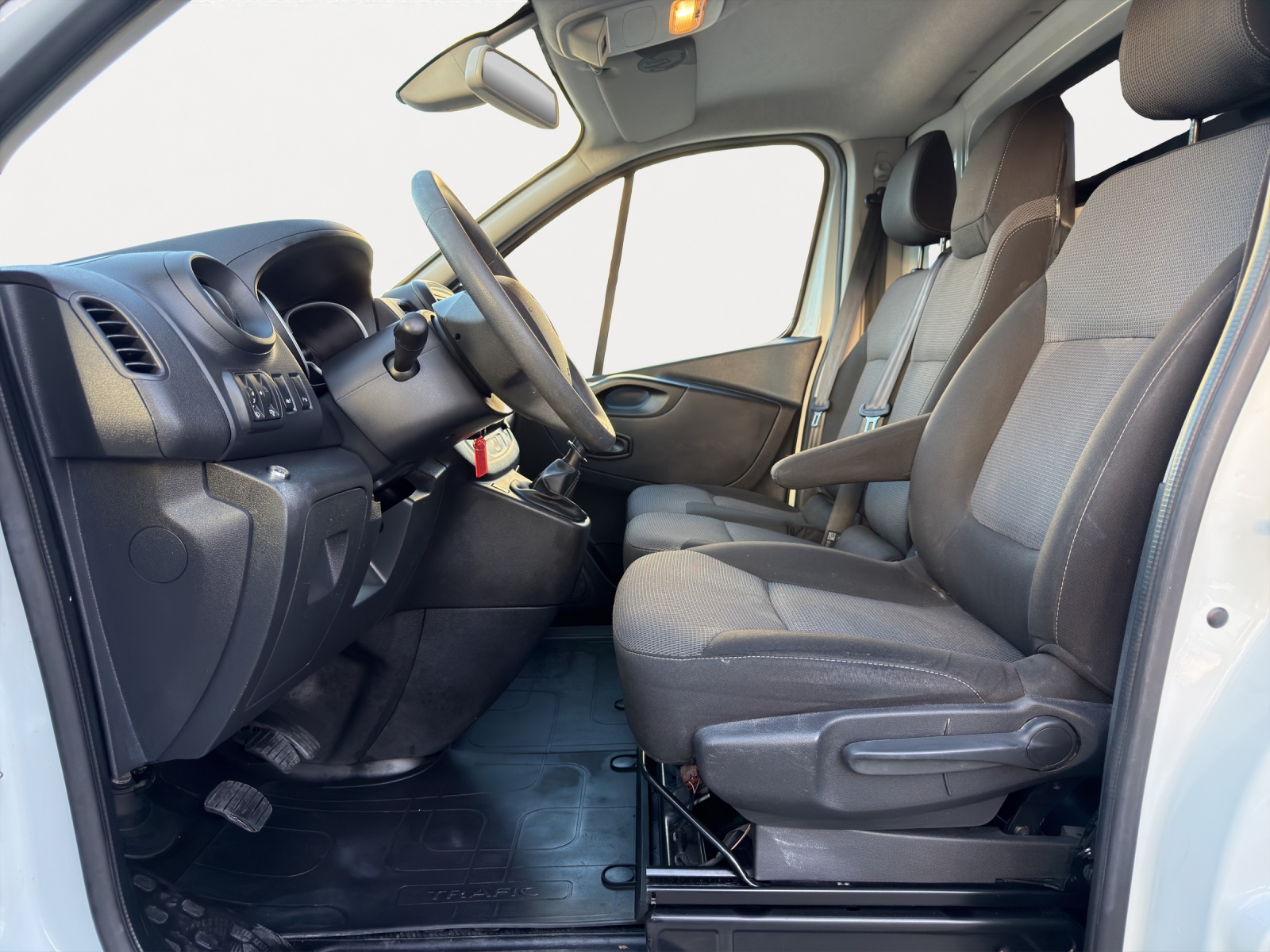RENAULT Trafic 2.0 dCi 120 3.0t Business L2H1-image-8