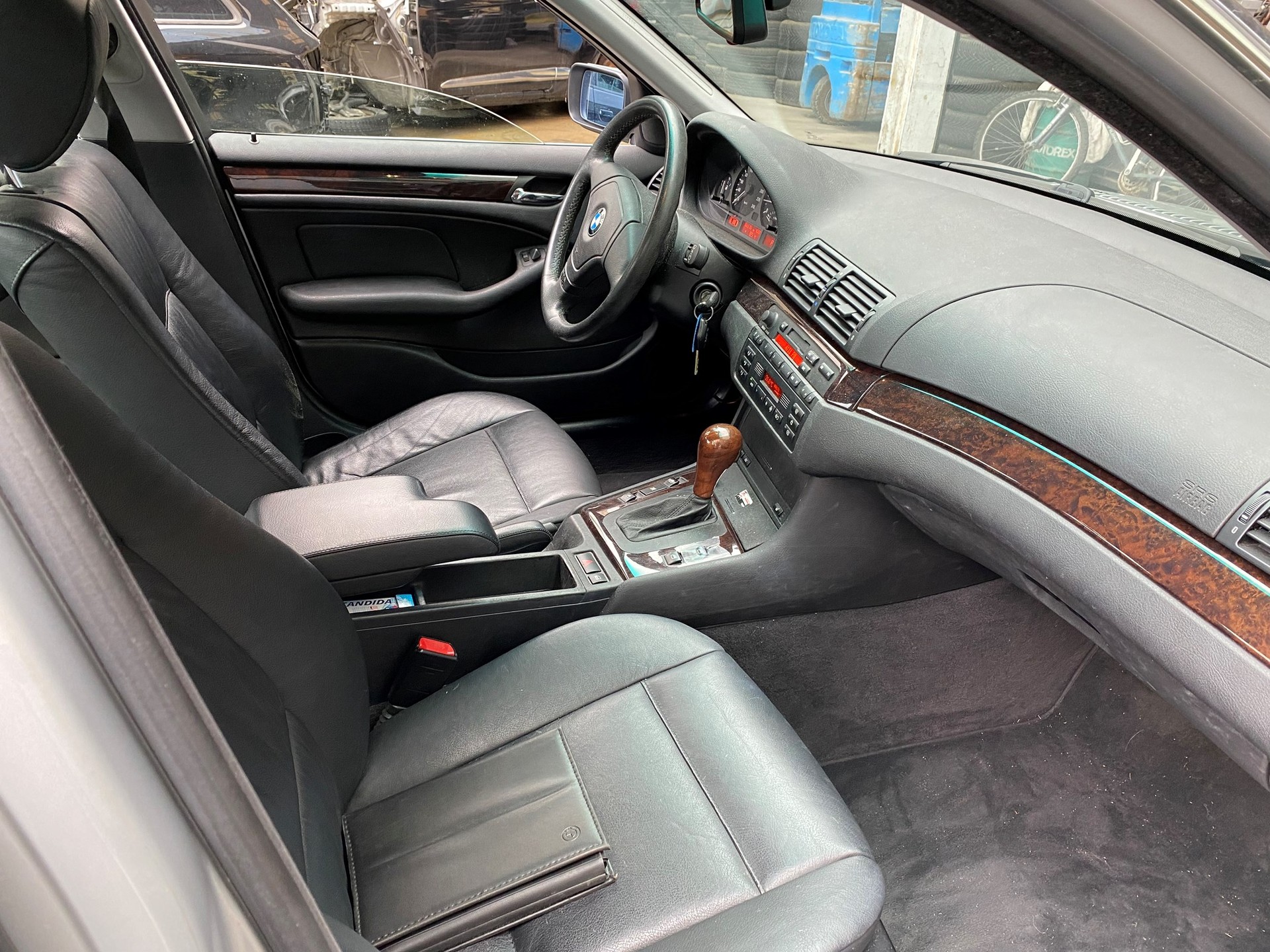 BMW 328i-image-6