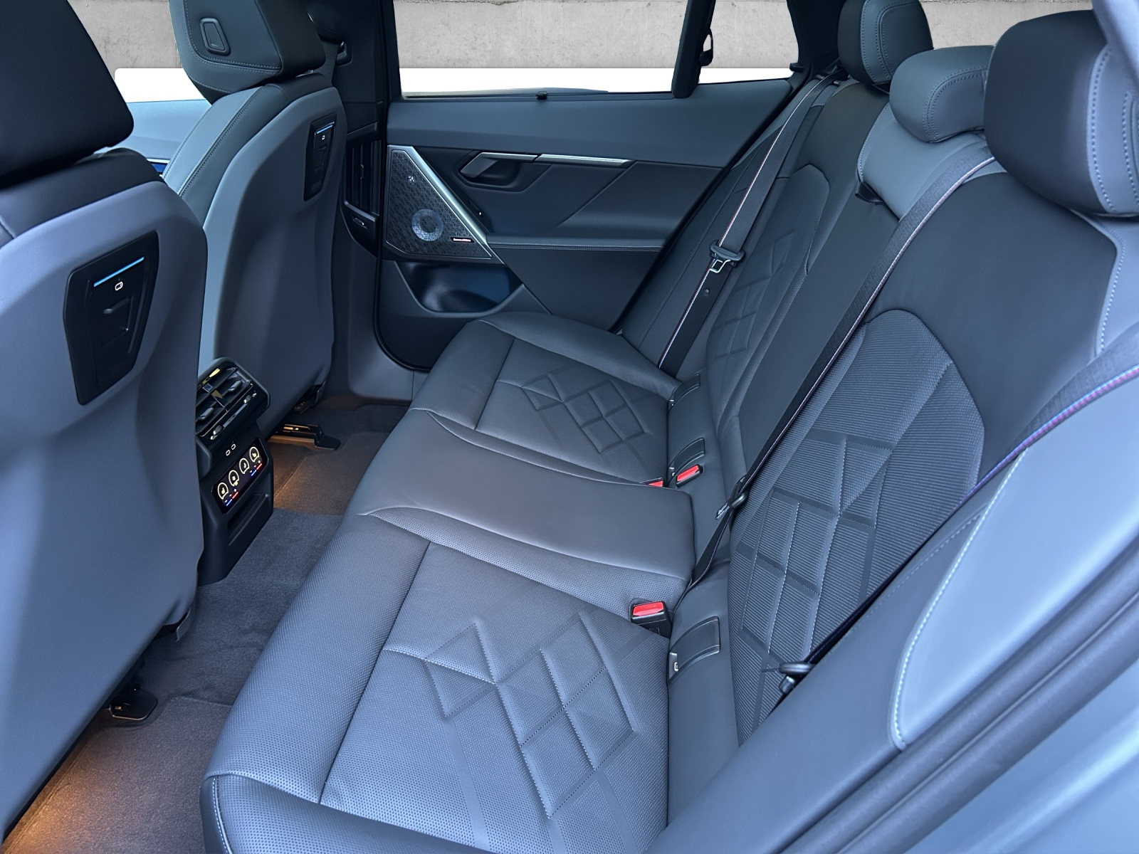 BMW i5 M60 xDrive Touring-image-8