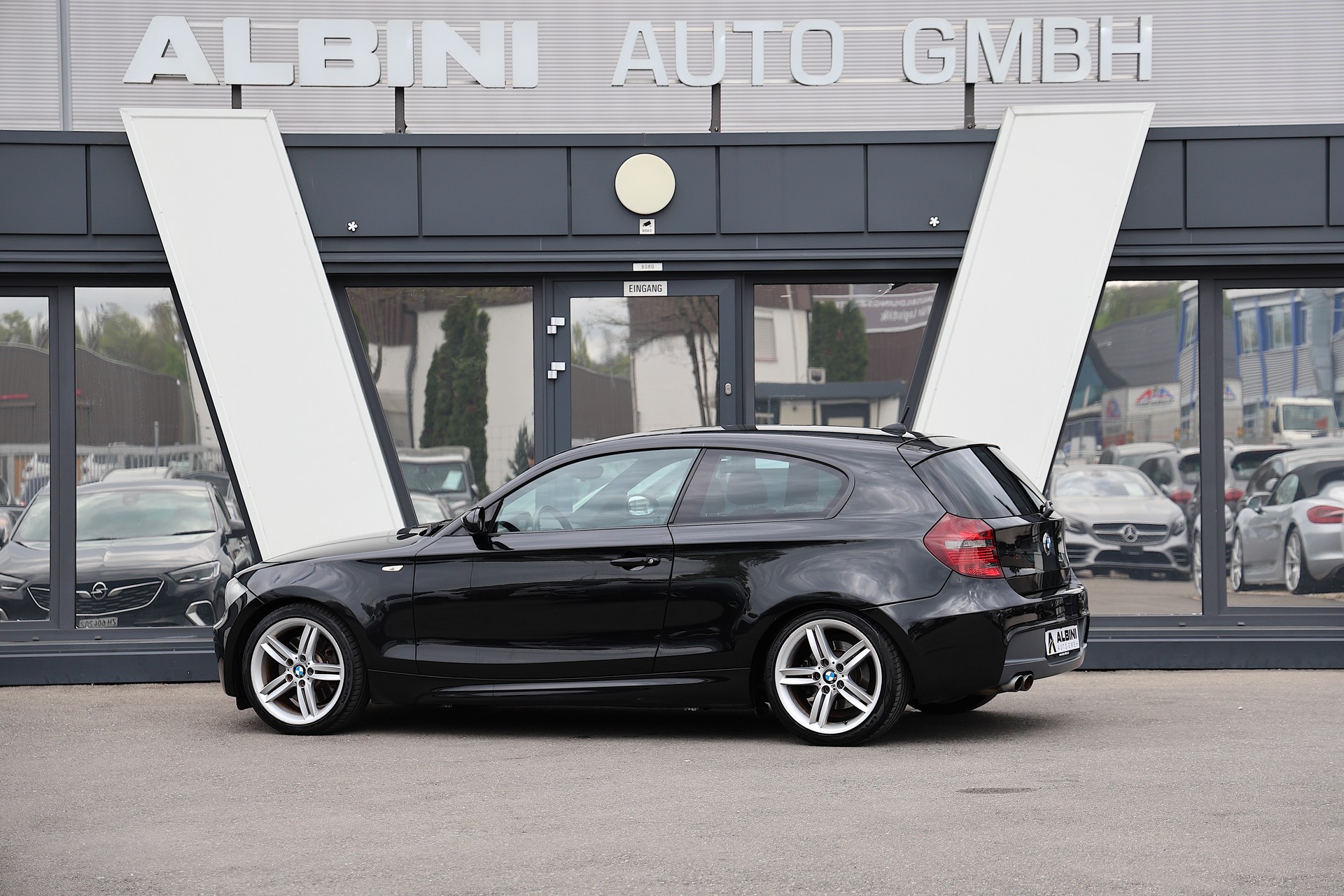 BMW 130i M-Sport-showroom-element-3
