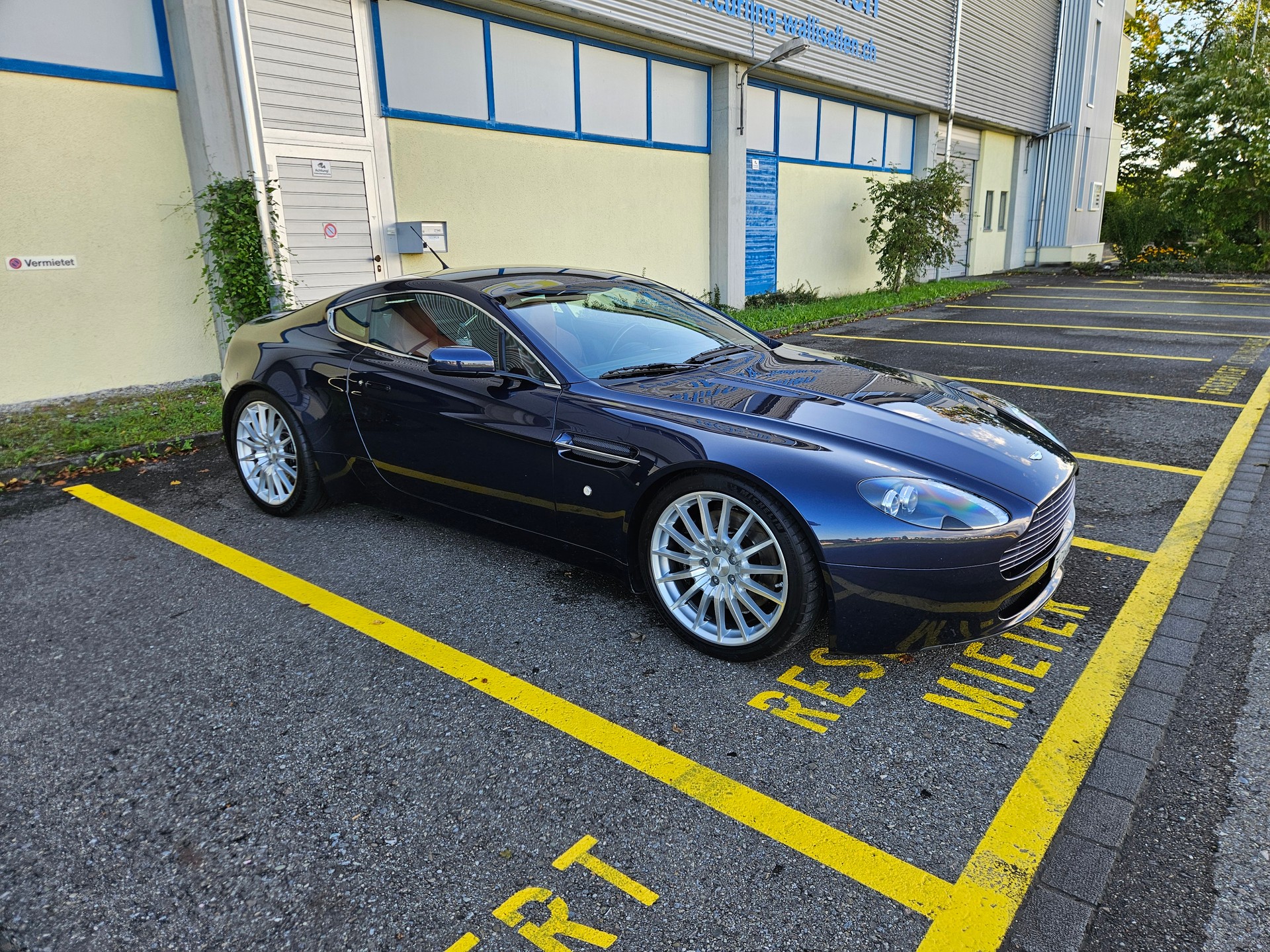 ASTON MARTIN V8 Vantage 4.3-image-1