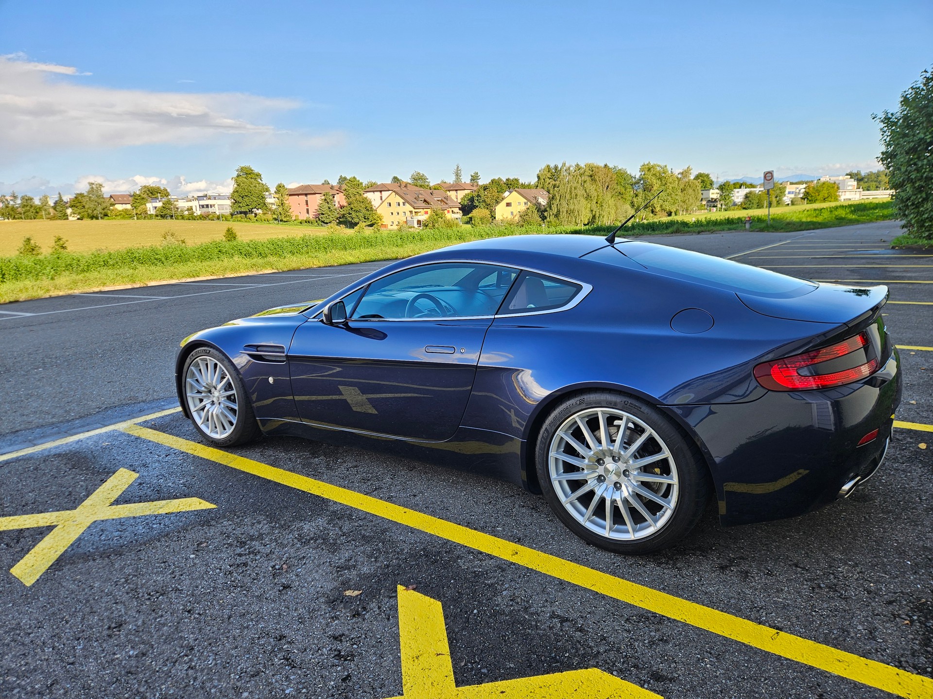 ASTON MARTIN V8 Vantage 4.3-image-2