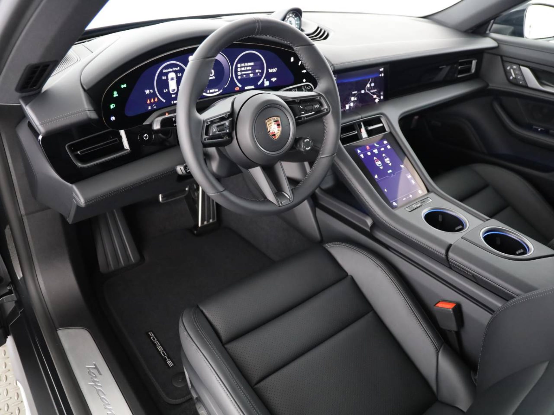 PORSCHE Taycan 4 Cross Turismo-showroom-element-3
