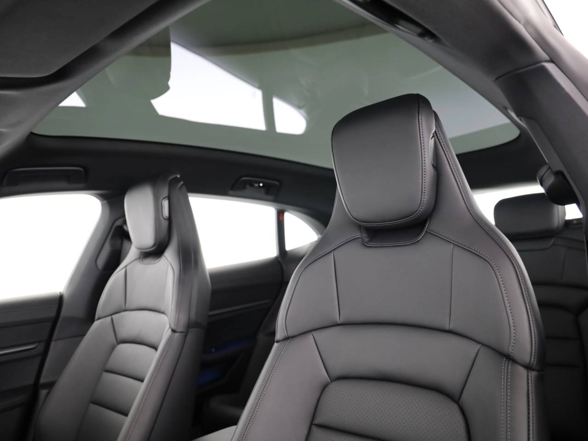PORSCHE Taycan 4 Cross Turismo-image-4