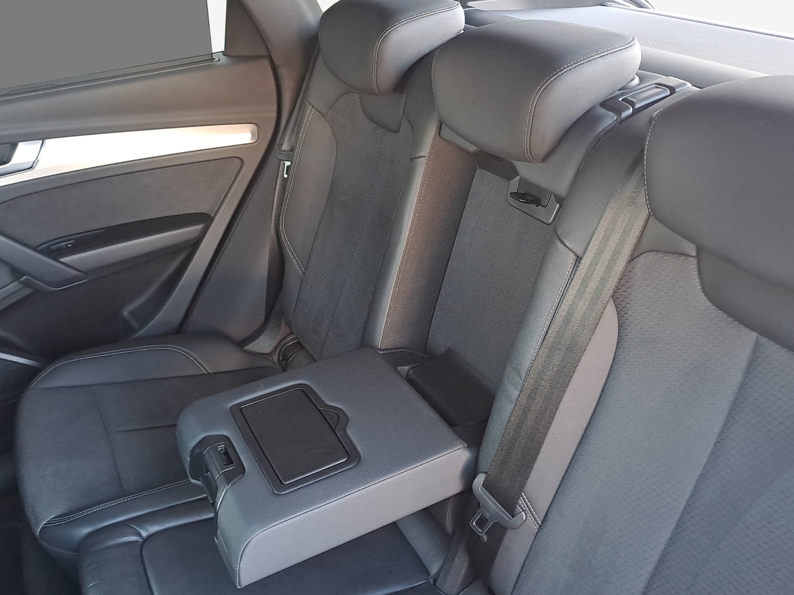 AUDI Q5 Sportback 40 TDI Blackedition quattro S-tronic-image-11