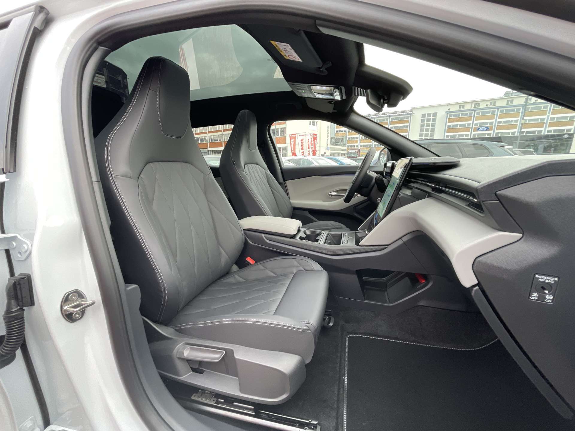 FORD Capri Elektro 79kWh 340PS Dual Extended Range Premium AWD-image-11