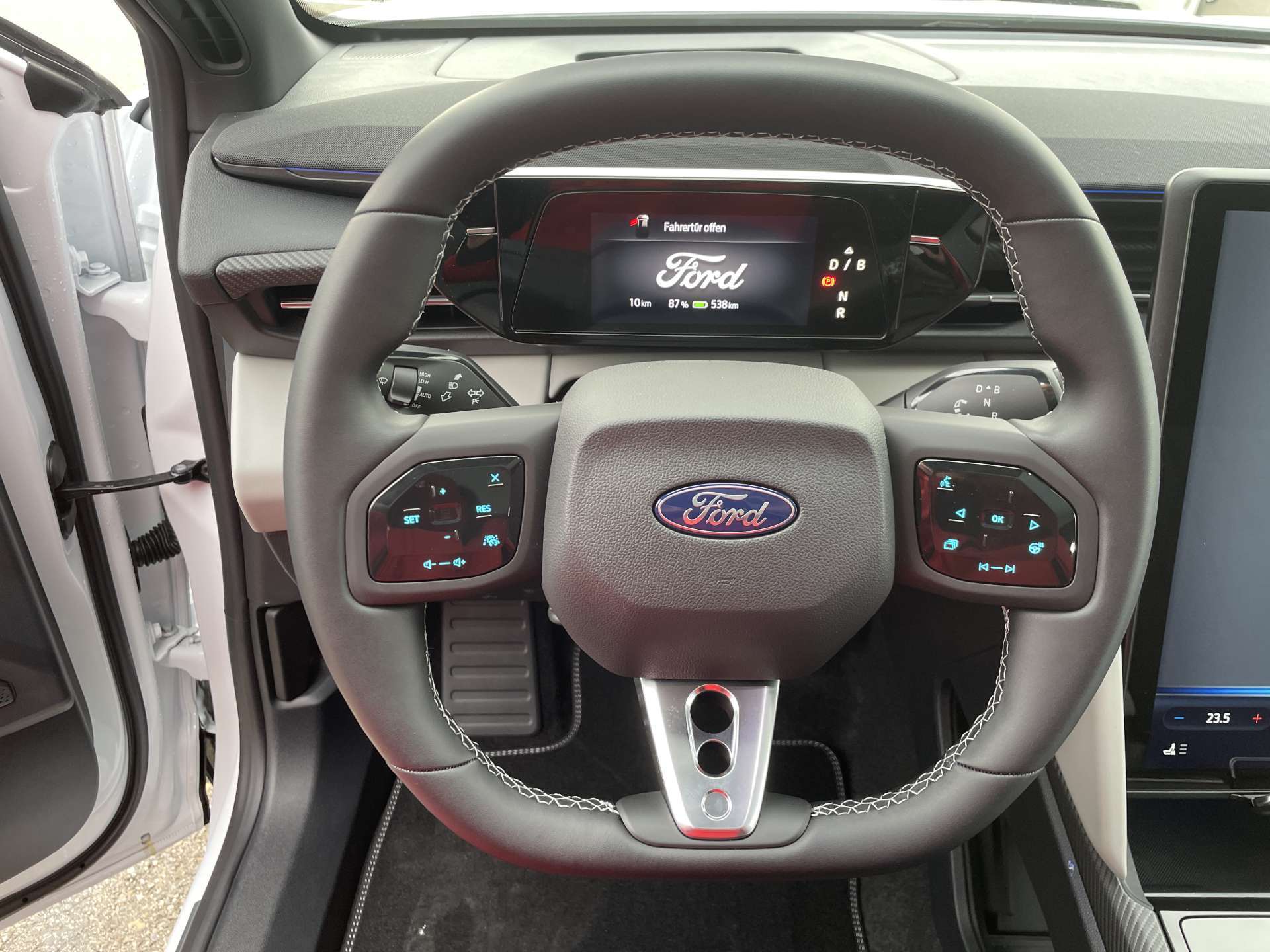 FORD Capri Elektro 79kWh 340PS Dual Extended Range Premium AWD-image-14
