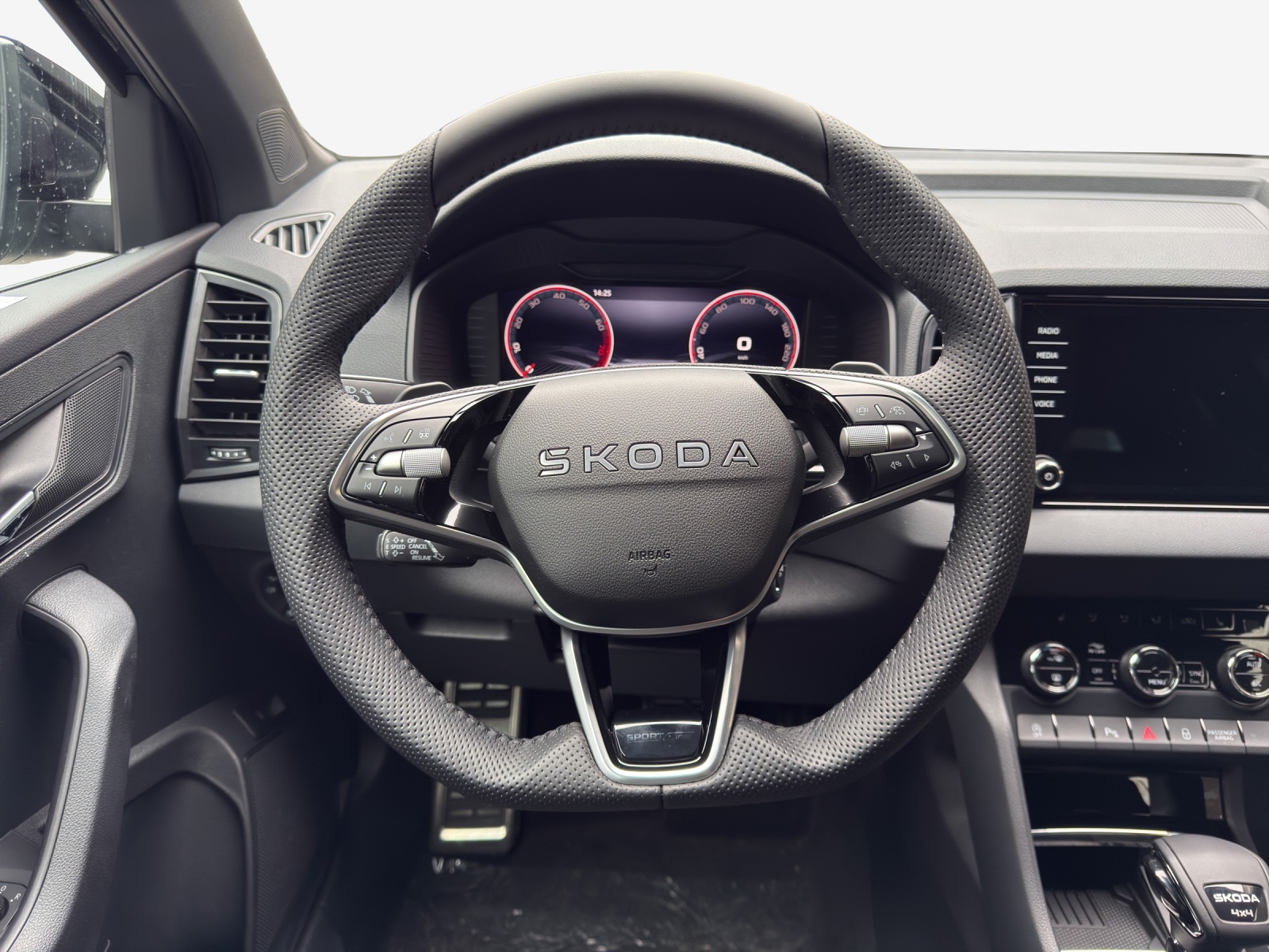 SKODA Karoq 2.0 TSI SportLine 4x4 DSG-image-9