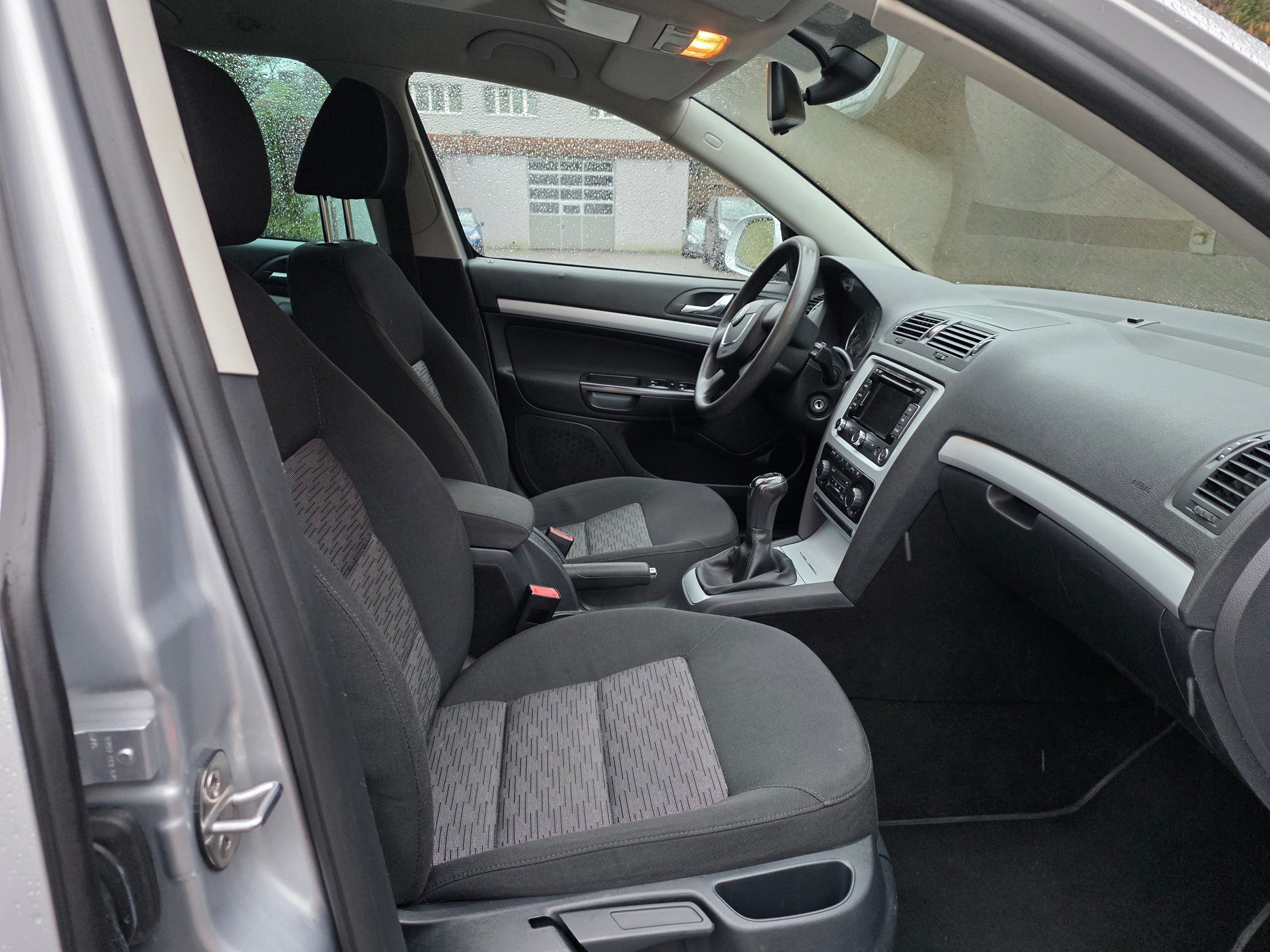 SKODA Octavia Combi 1.6 TDI ☆☆☆ AHK: 1'400kg ☆☆☆ Inklusive frischer MFK ☆☆☆-image-8