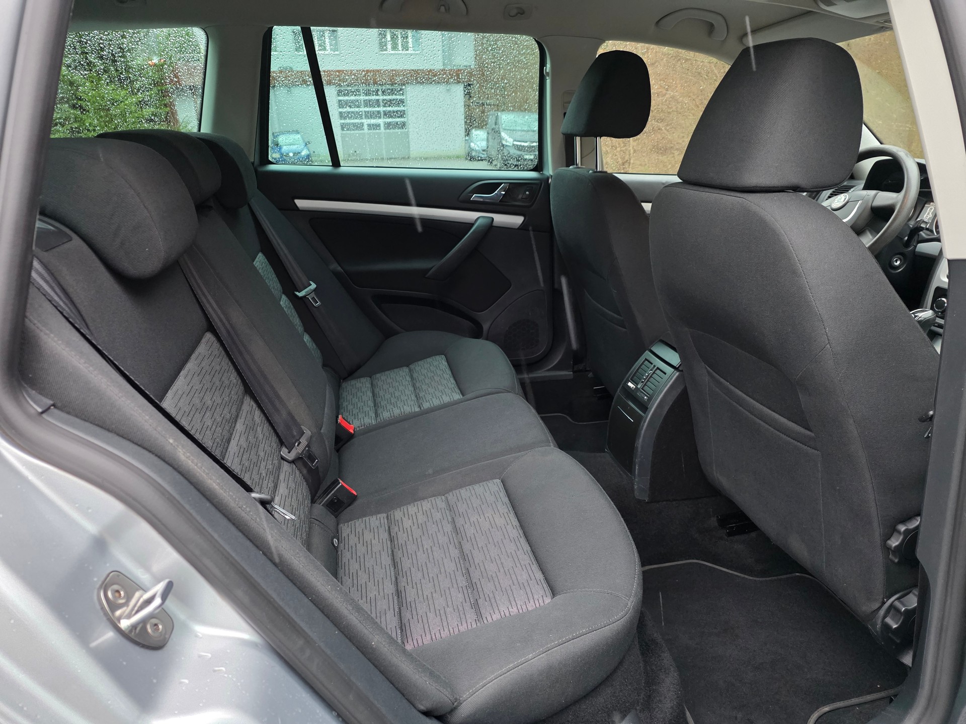 SKODA Octavia Combi 1.6 TDI ☆☆☆ AHK: 1'400kg ☆☆☆ Inklusive frischer MFK ☆☆☆-image-9
