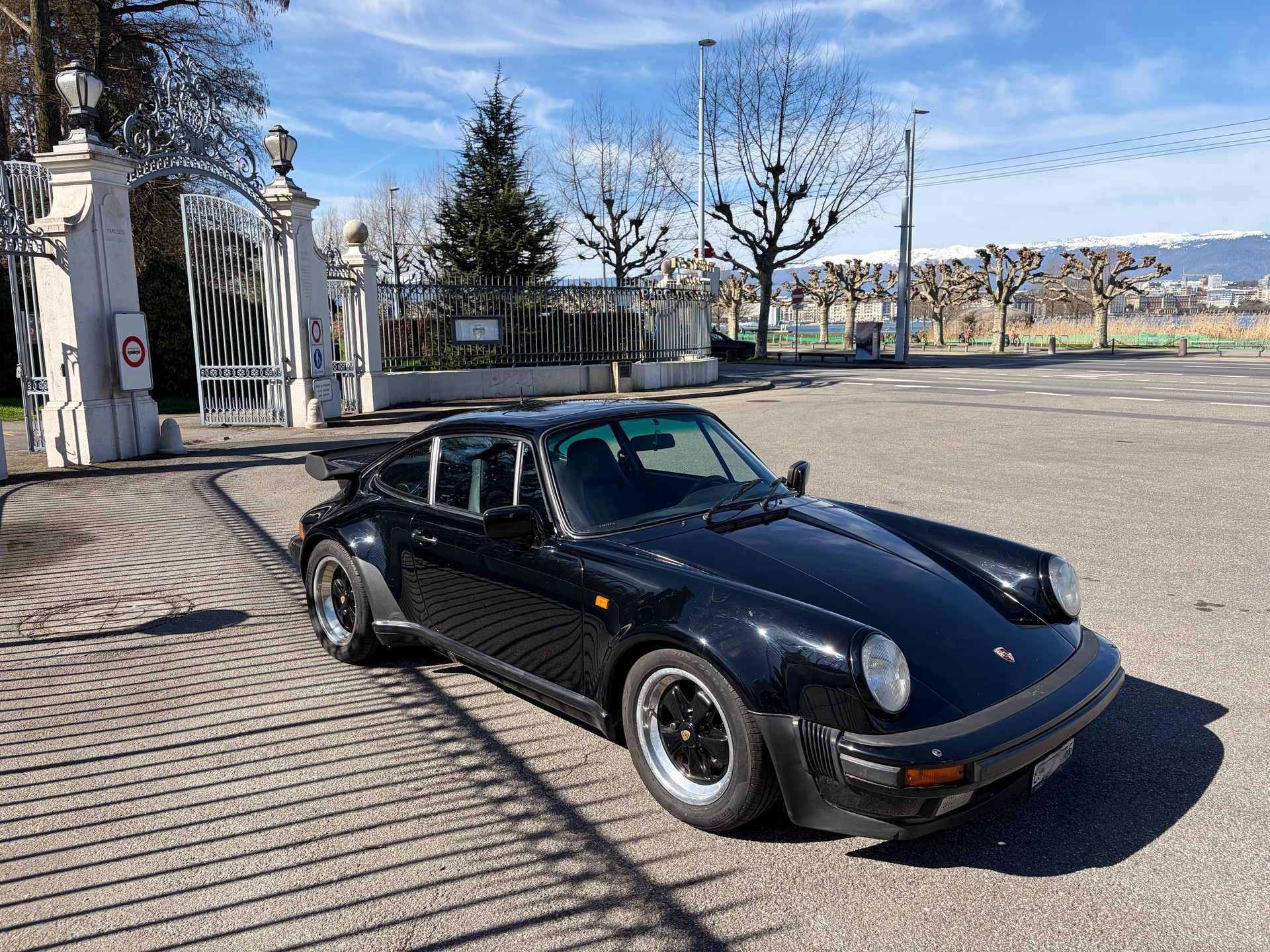 PORSCHE 930 Turbo-image-1