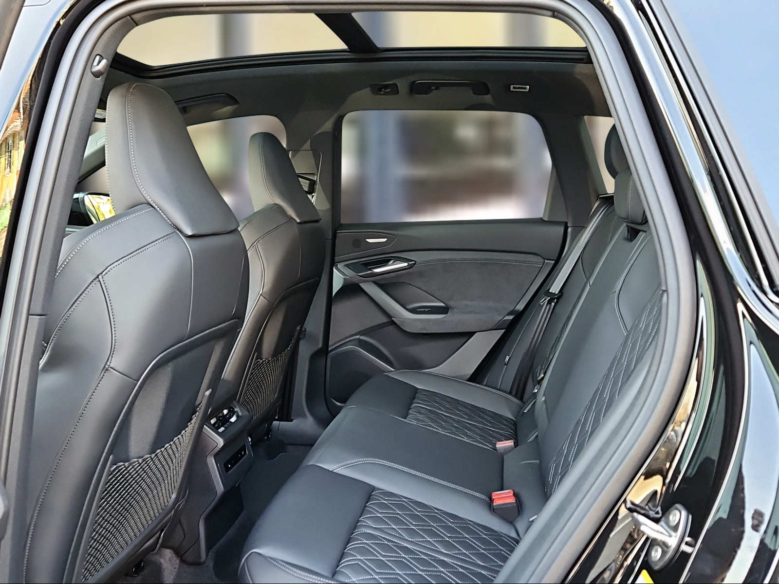 AUDI SQ6 e-tron quattro Mythosschwarz Metallic-image-9