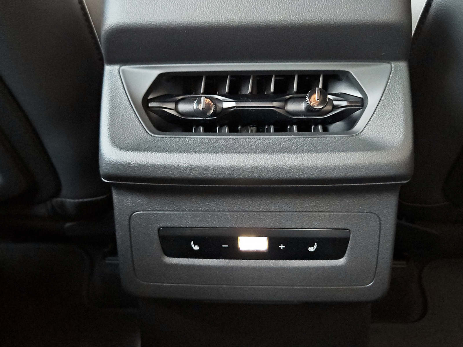 AUDI SQ6 e-tron quattro Mythosschwarz Metallic-image-17