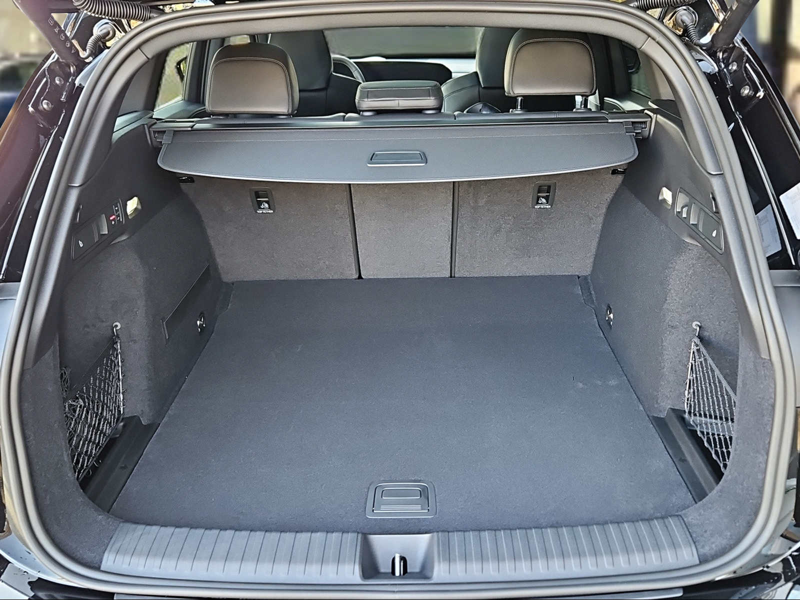 AUDI SQ6 e-tron quattro Mythosschwarz Metallic-image-5