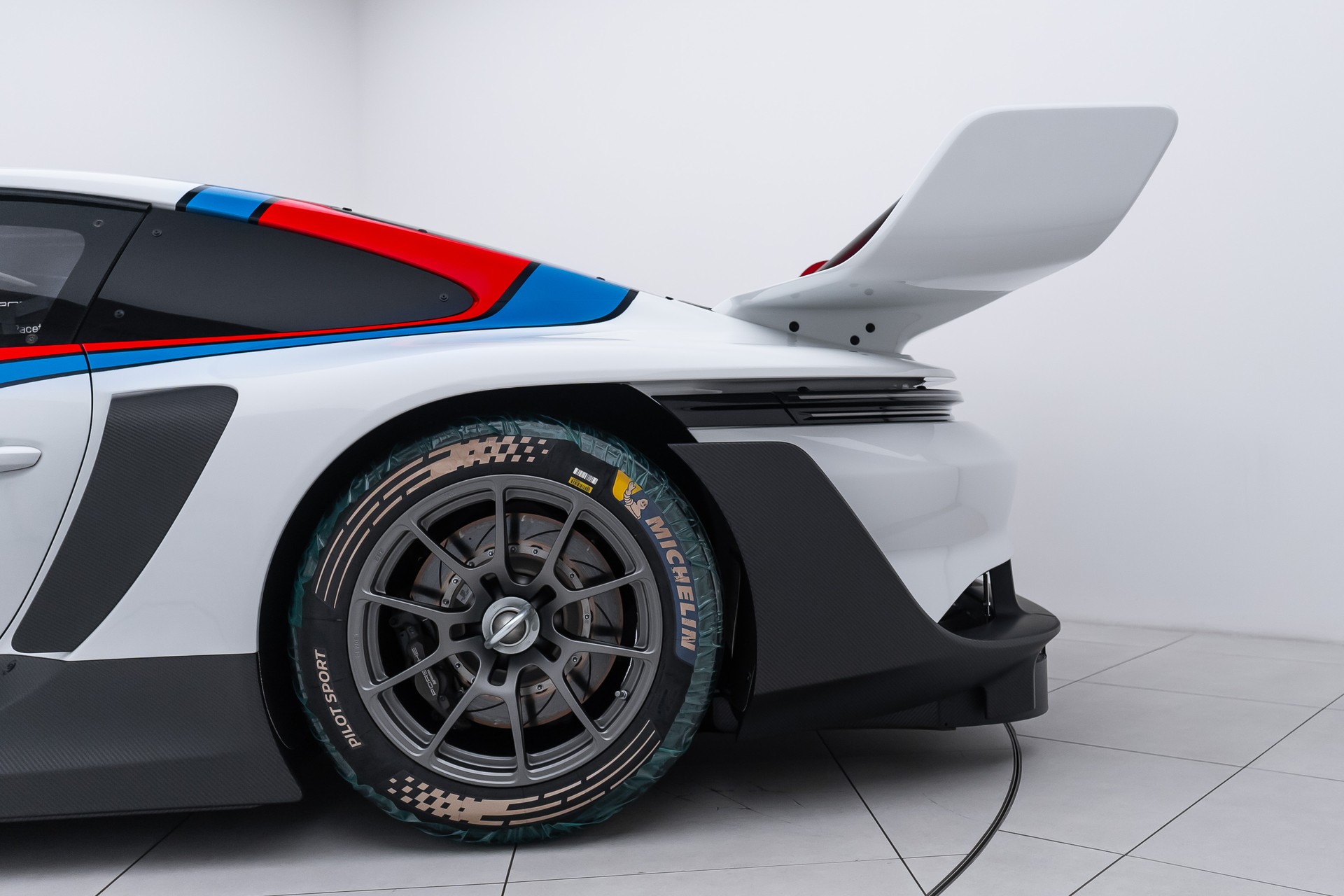 PORSCHE GT3 R Rennsport 1 of 77-image-19