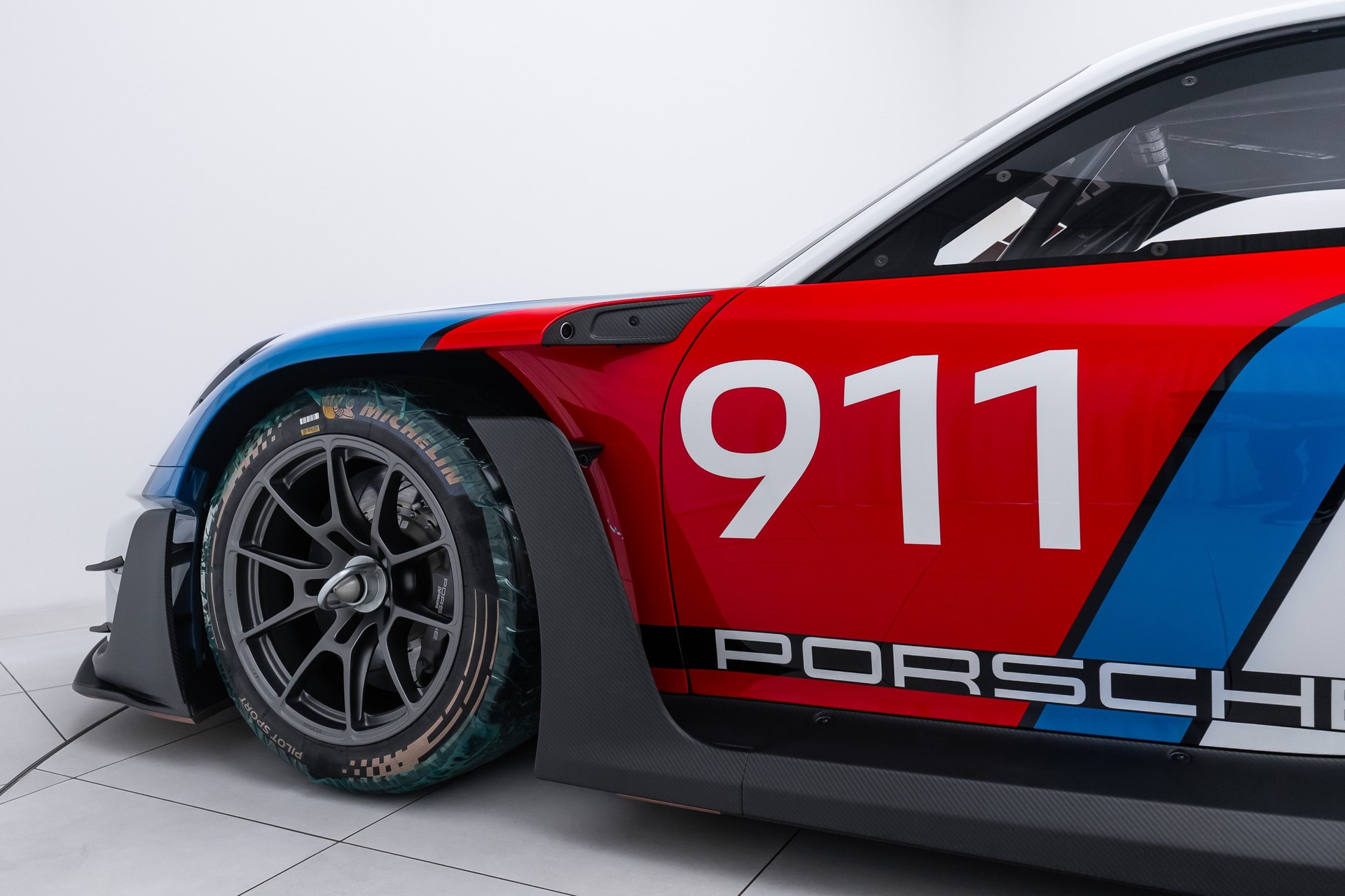 PORSCHE GT3 R Rennsport 1 of 77-image-18