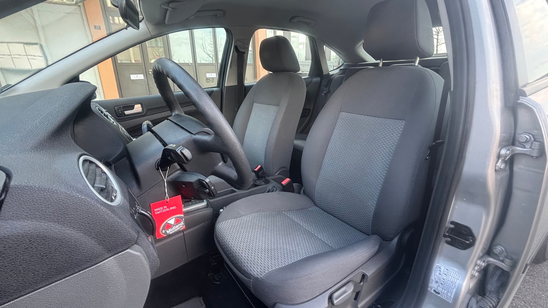 FORD Focus 1.6i Ambiente-image-4