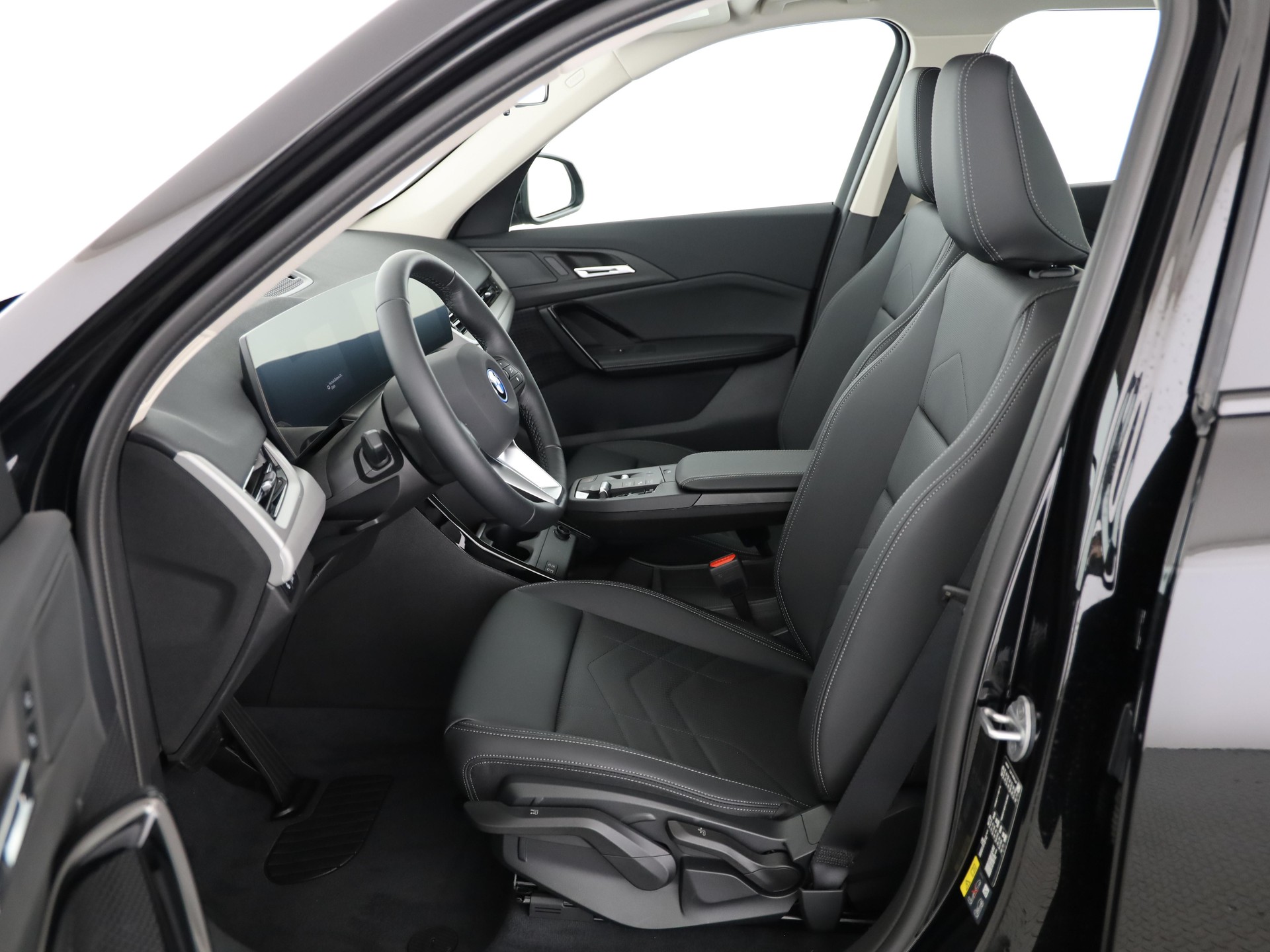 BMW iX1 30 xDrive-image-3