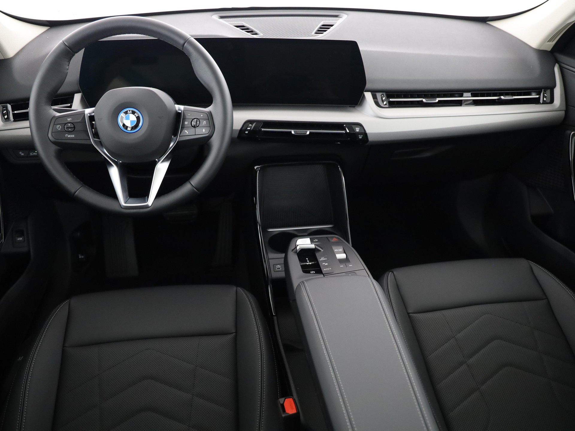 BMW iX1 30 xDrive-image-4