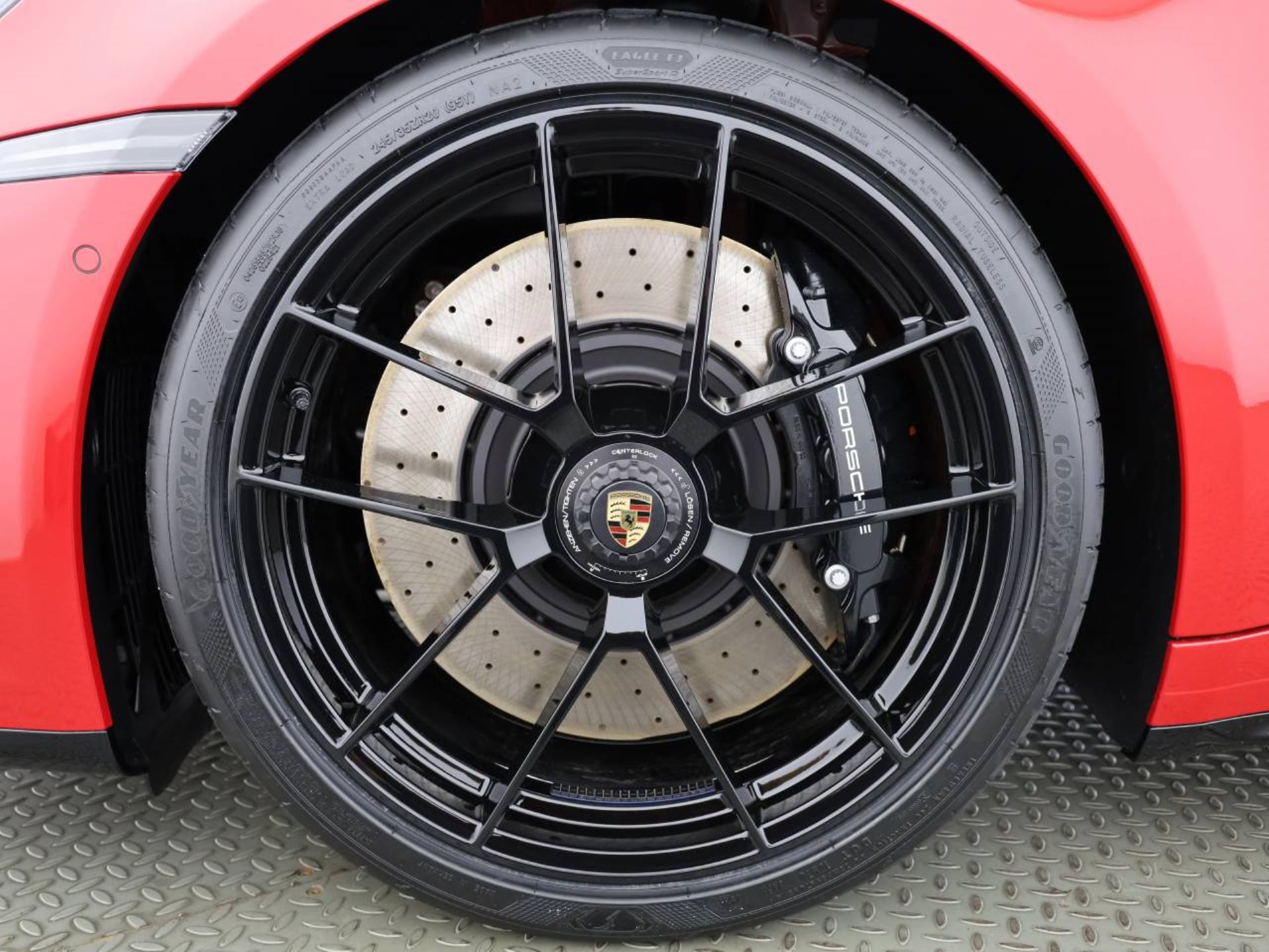 PORSCHE 911 Carrera 4 GTS Cabriolet-image-6