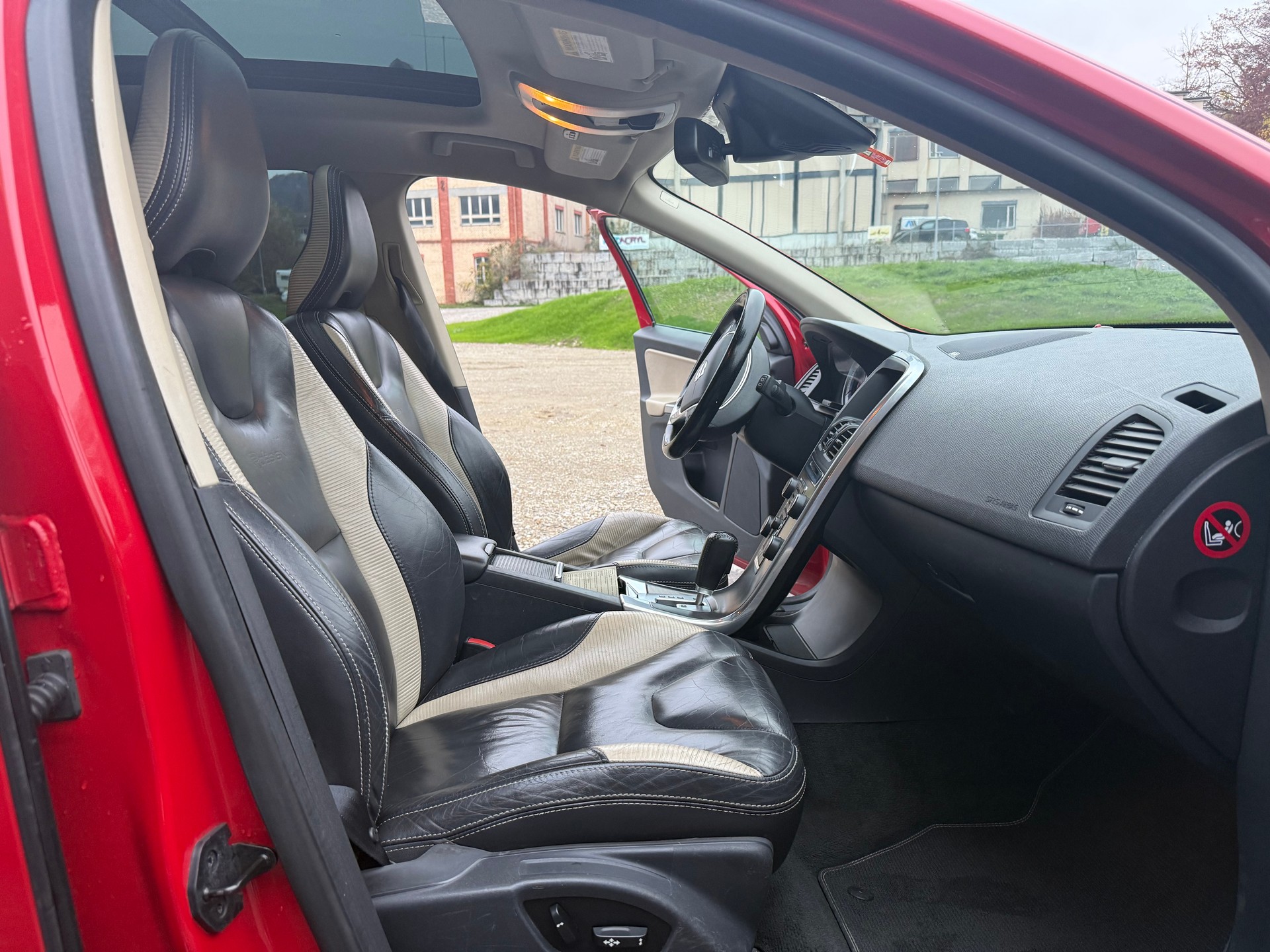 VOLVO XC60 T6 AWD R-Design Geartronic-image-8