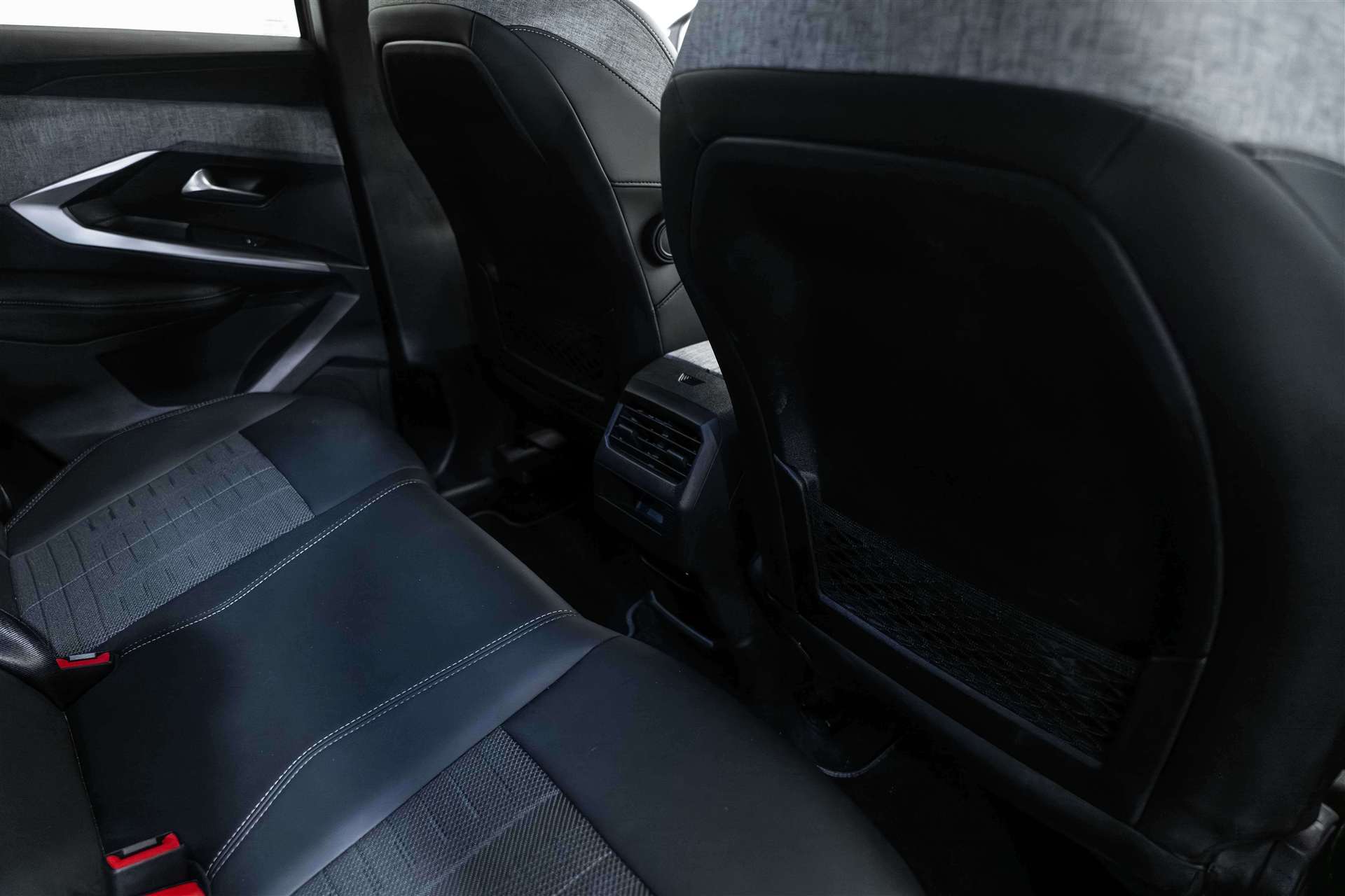 PEUGEOT 3008 136 e-DCS6 Hybrid GT-image-12
