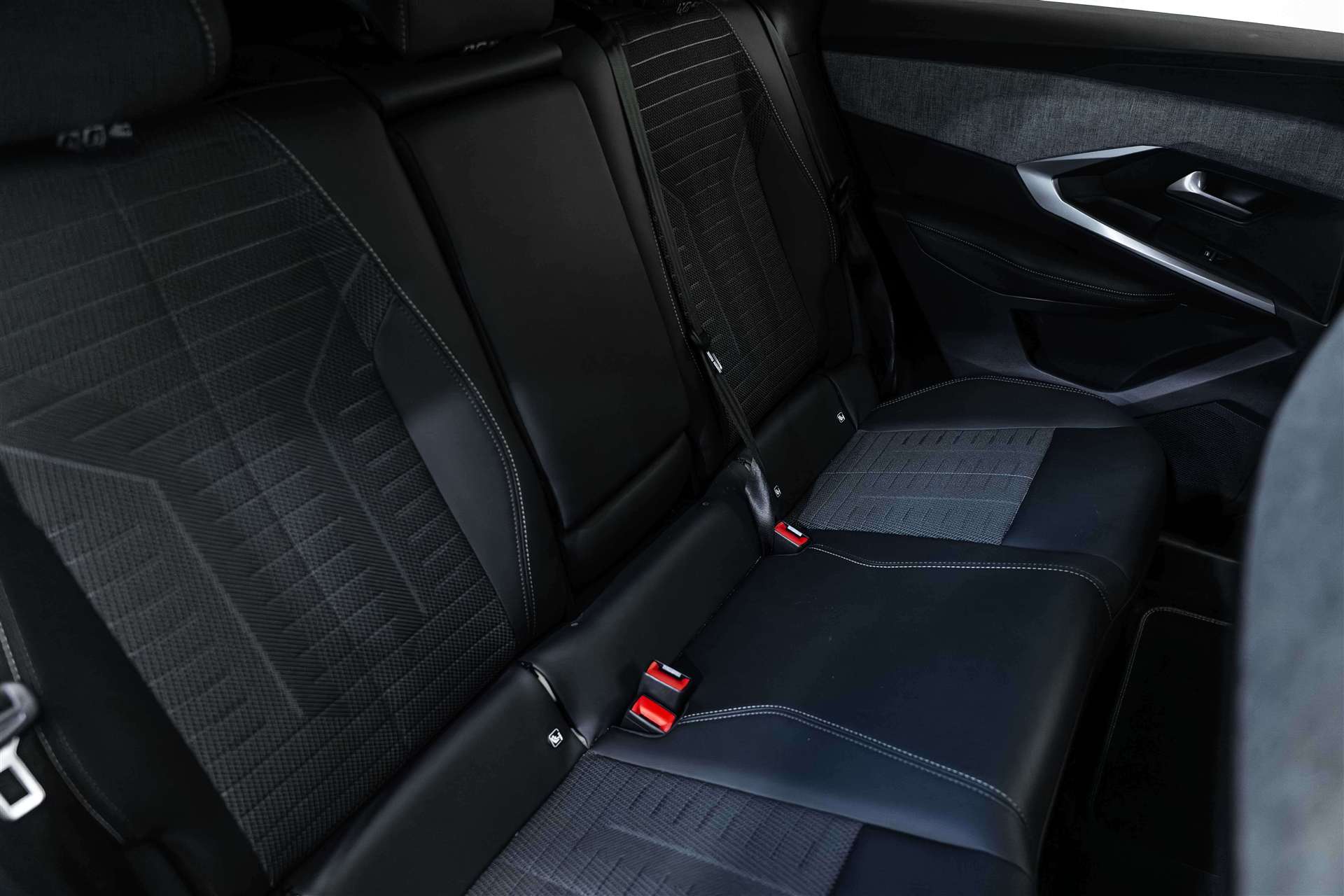 PEUGEOT 3008 136 e-DCS6 Hybrid GT-image-13