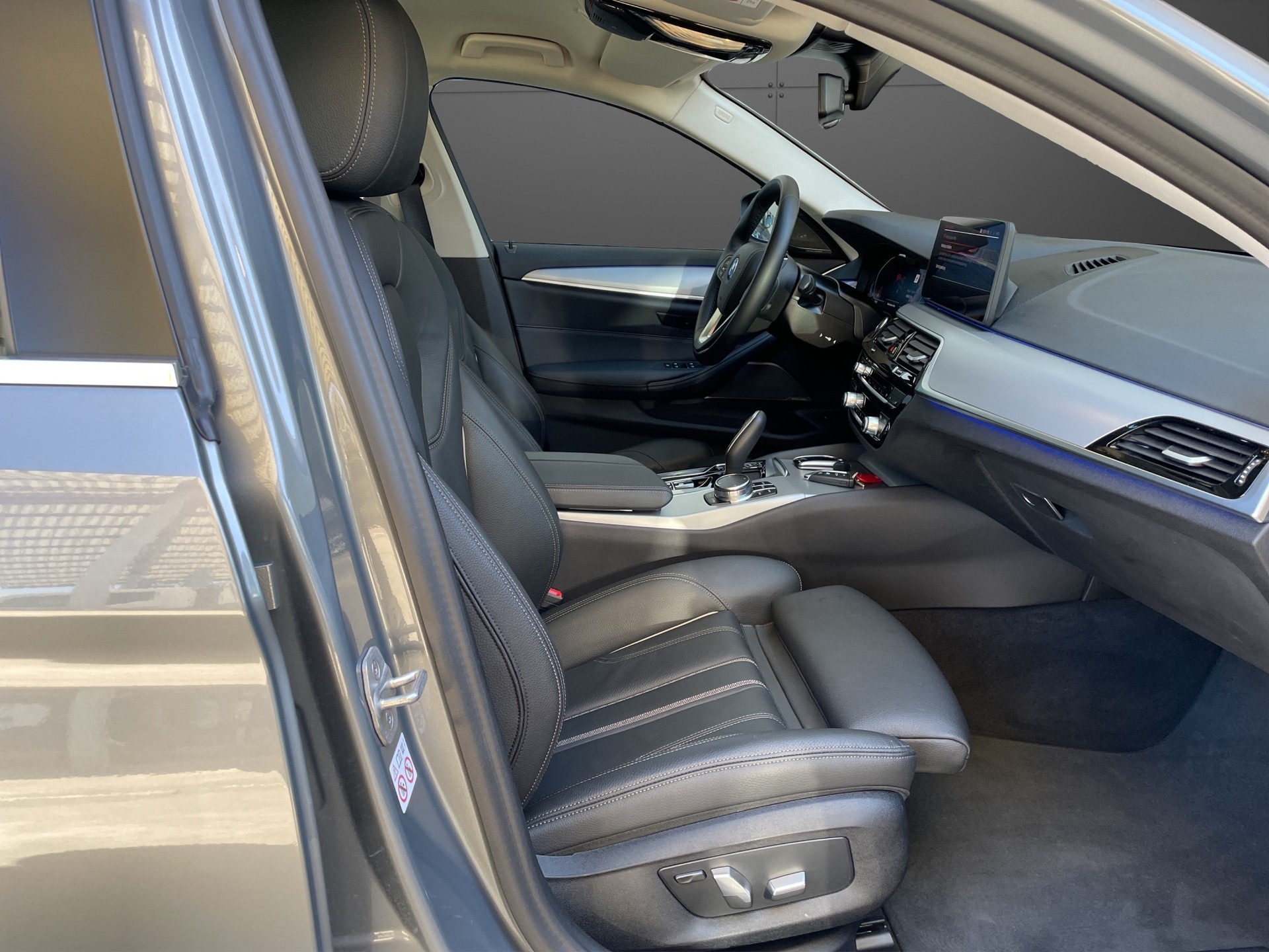 BMW 530d xDrive 48V Touring Steptronic-image-15