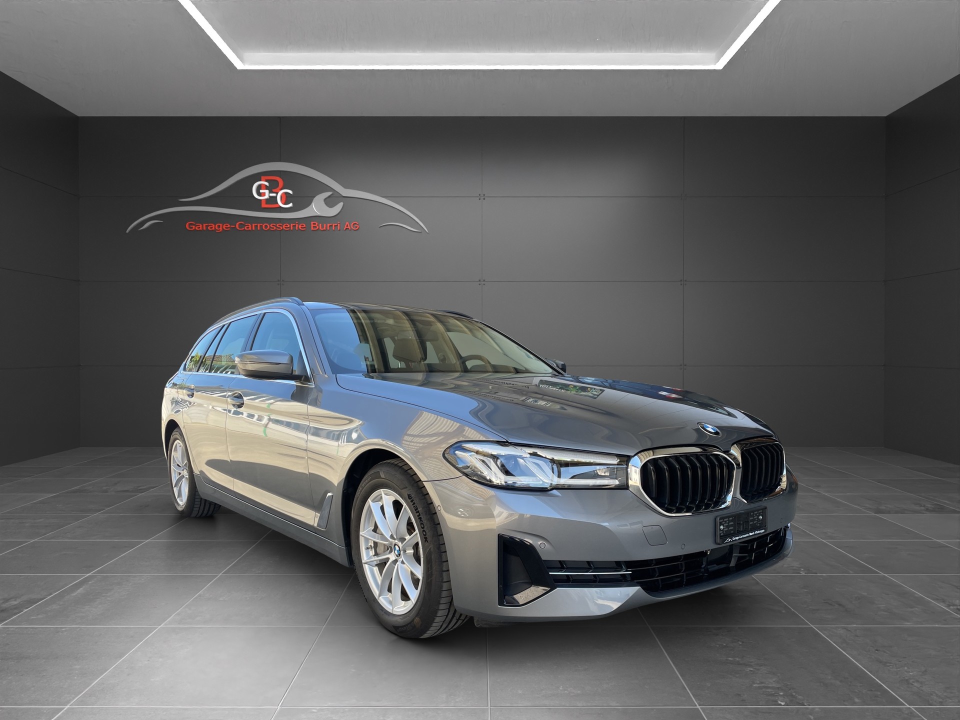 BMW 530d xDrive 48V Touring Steptronic-image-2