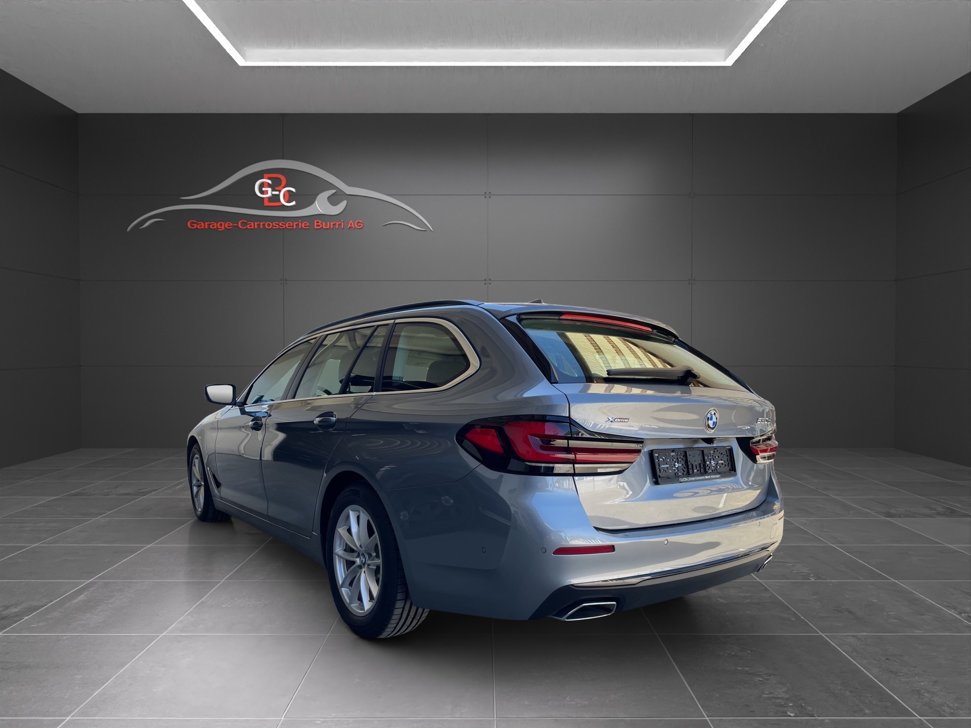 BMW 530d xDrive 48V Touring Steptronic-image-5