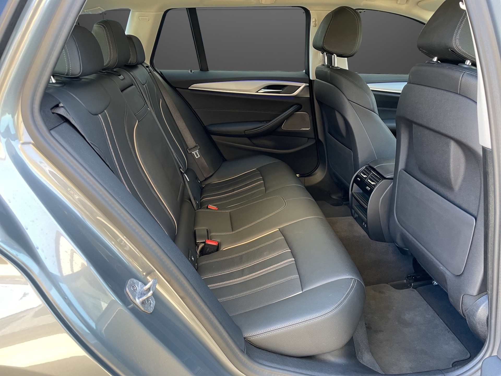 BMW 530d xDrive 48V Touring Steptronic-image-8